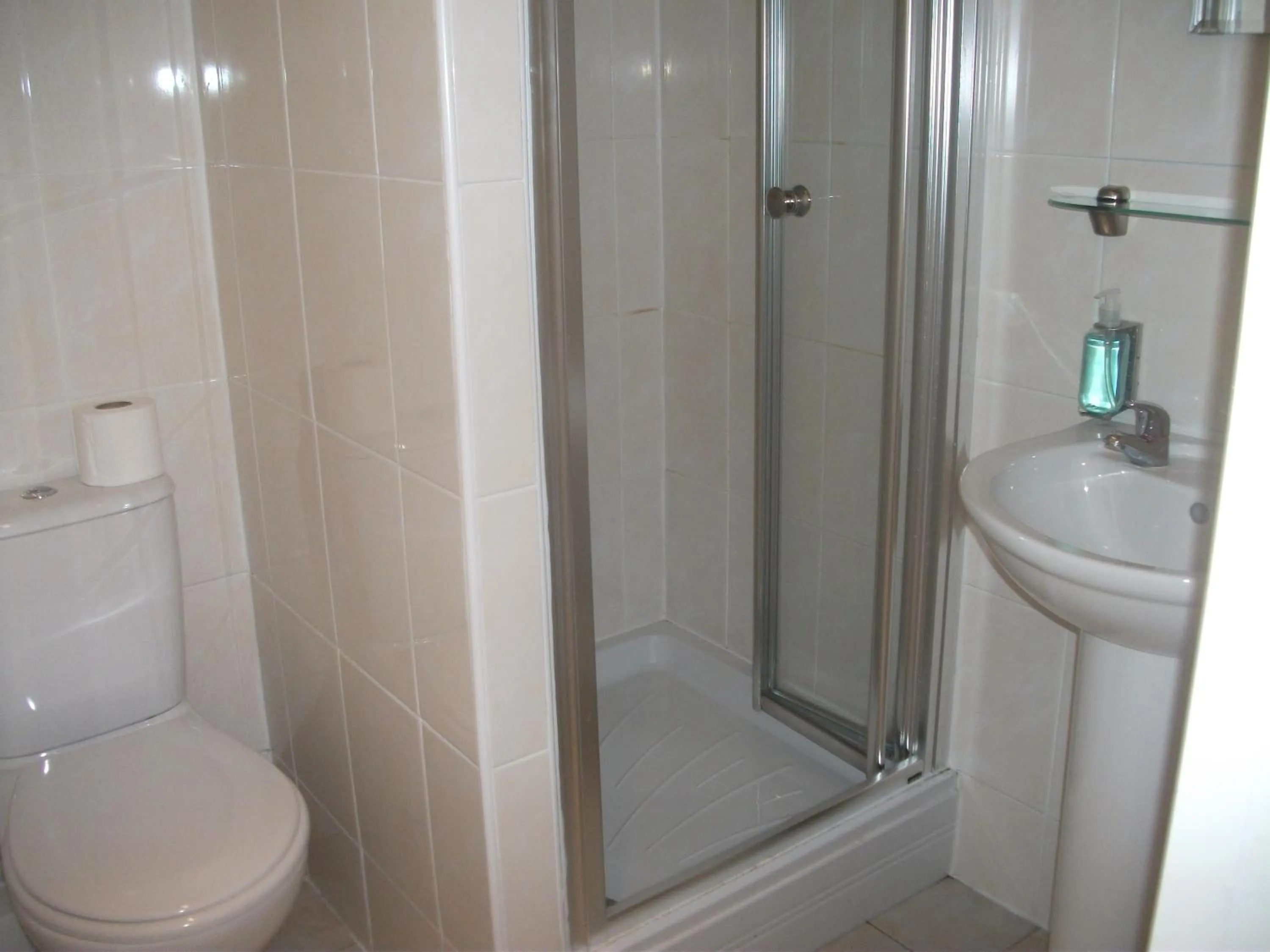 Bathroom in Edinburgh House Hotel