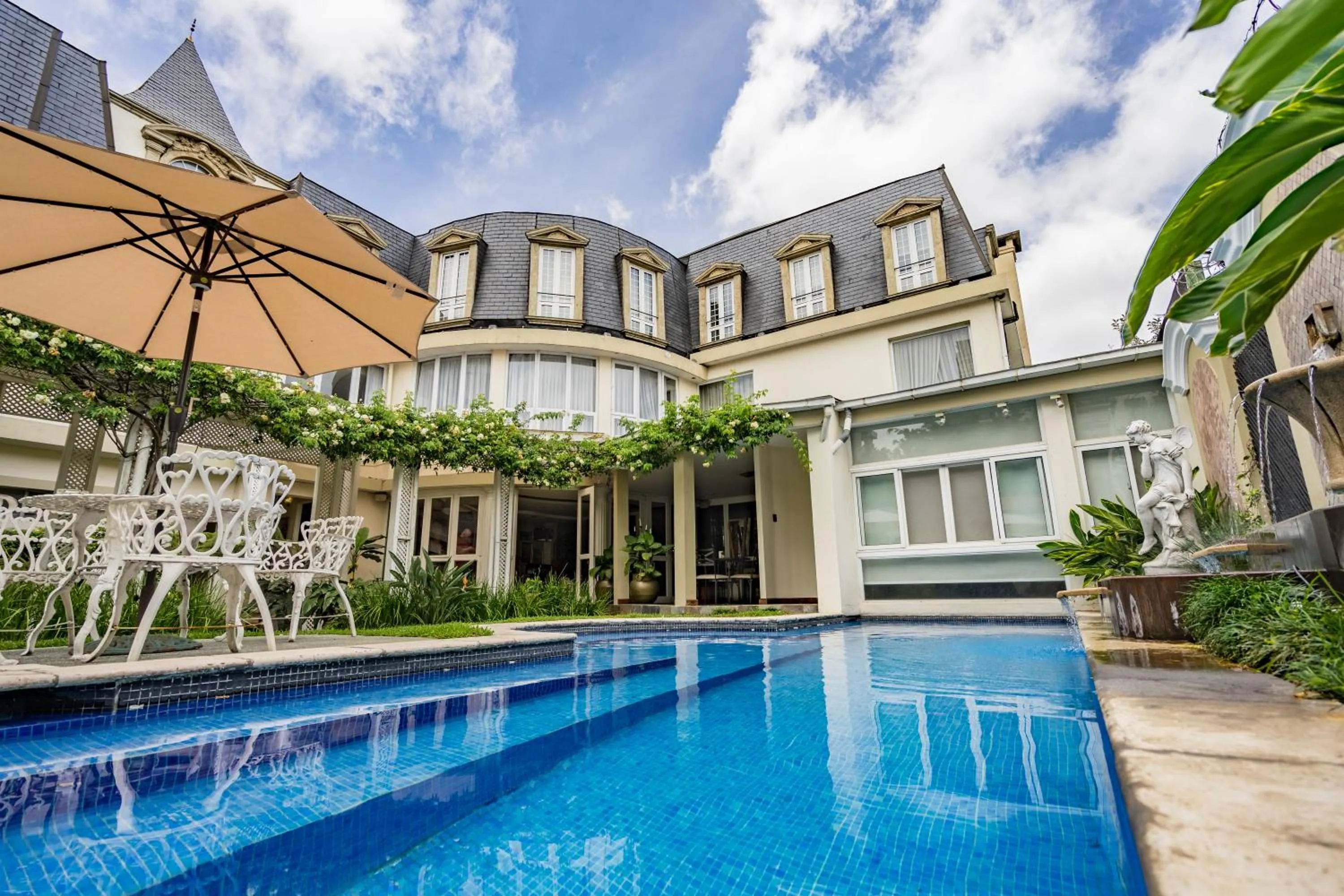Swimming pool in Hotel San Carlos