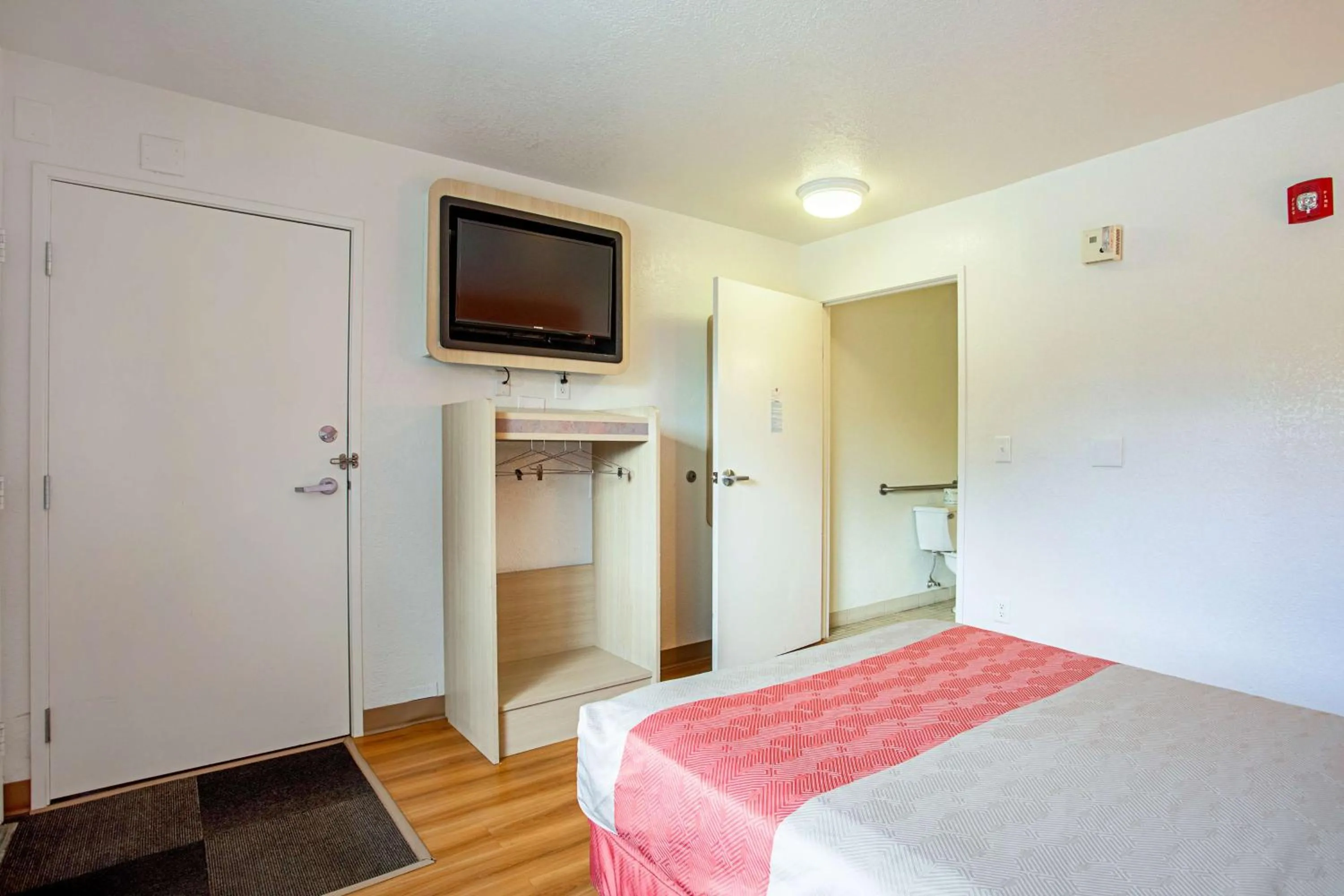 TV and multimedia, Bed in Motel 6-Prescott, AZ