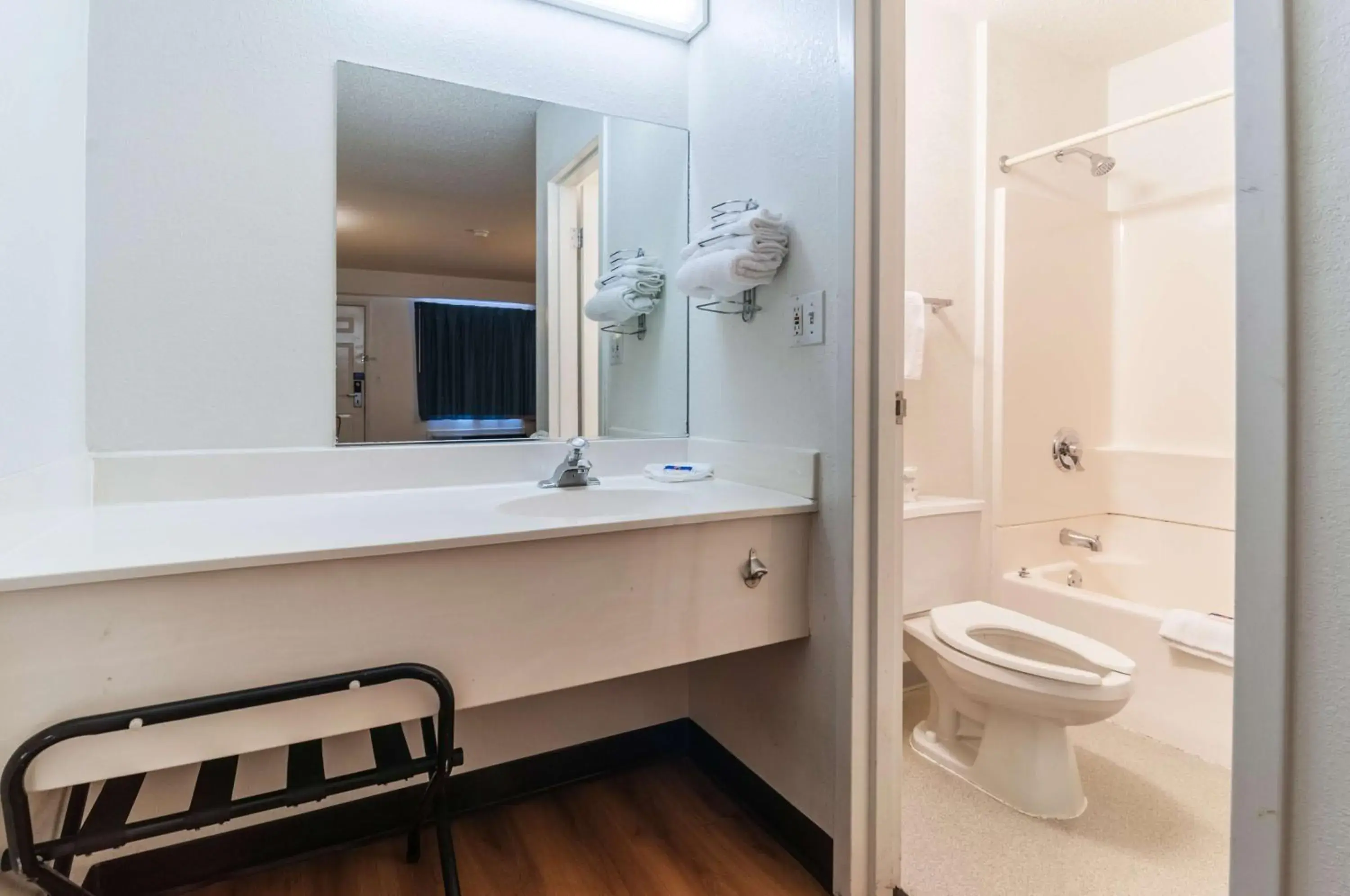 Queen Room - single occupancy - Non-Smoking in Motel 6-Farmington Hills, MI - Northwest - Farmington Hills Queen Room - single occupancy - Non-Smoking in Motel 6-Farmington Hills, MI - Northwest - Farmington Hills