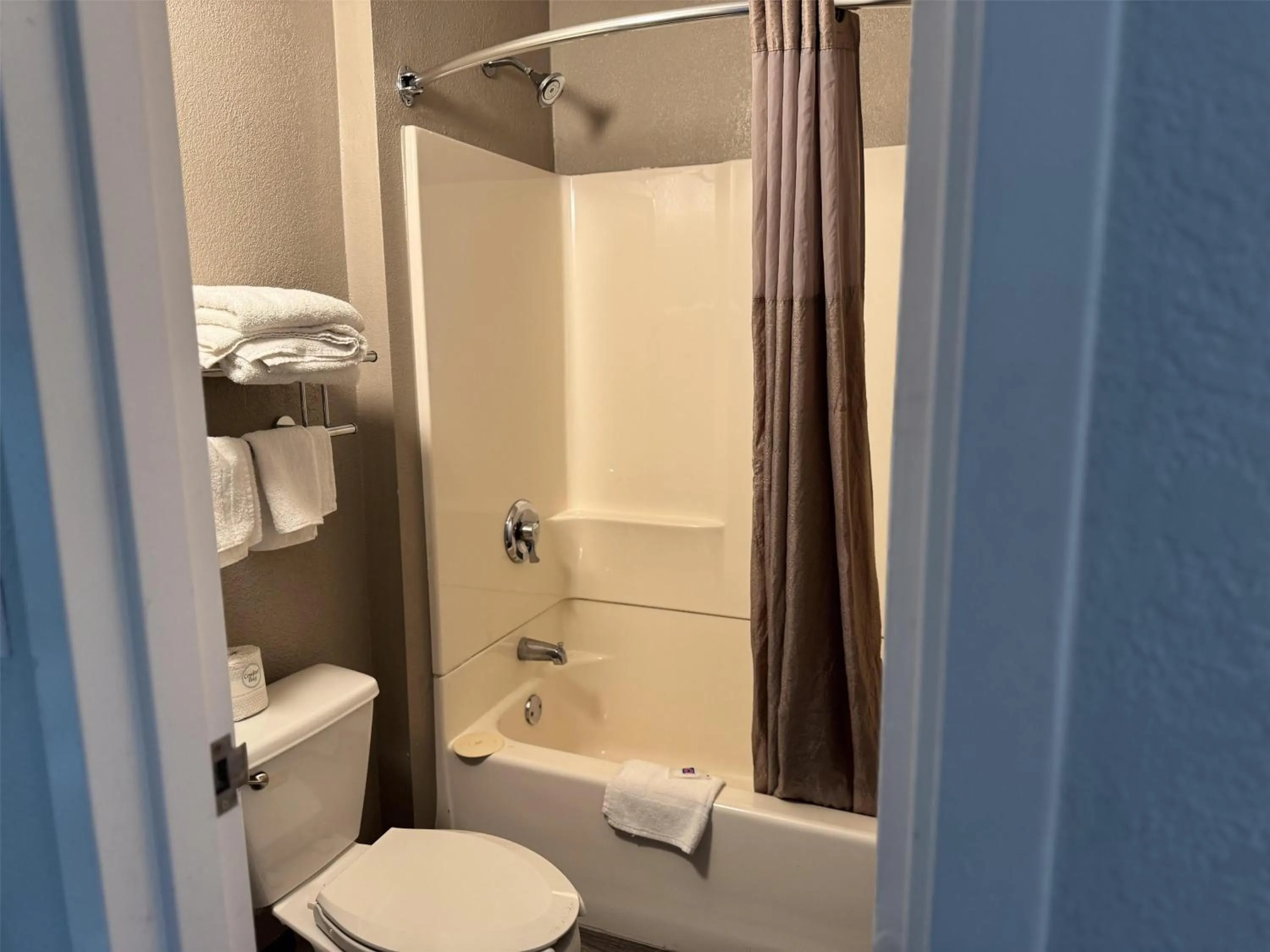 Bathroom in Motel 6-Farmington Hills, MI - Northwest - Farmington Hills