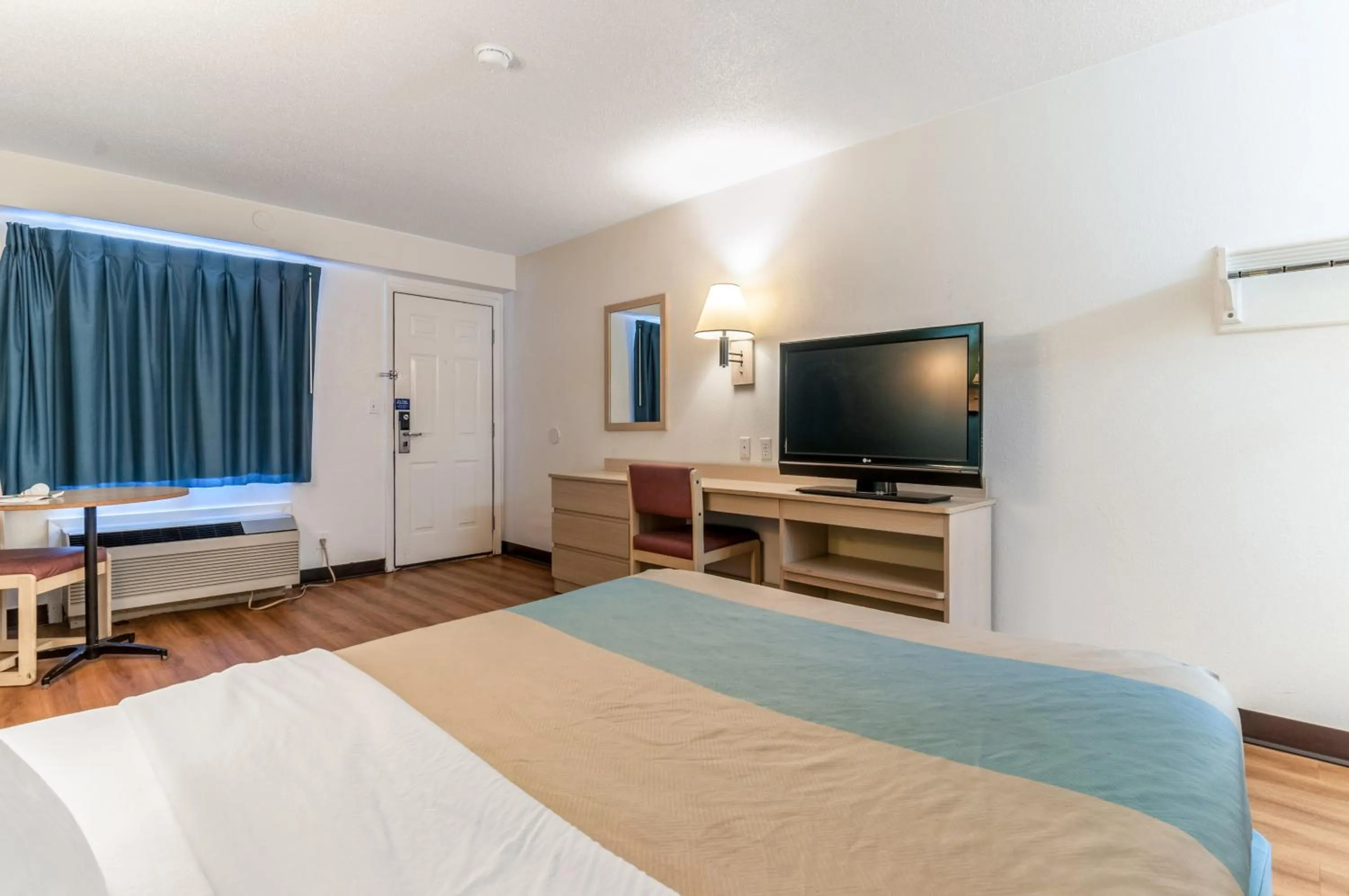 Bedroom, Bed in Motel 6-Farmington Hills, MI - Northwest - Farmington Hills