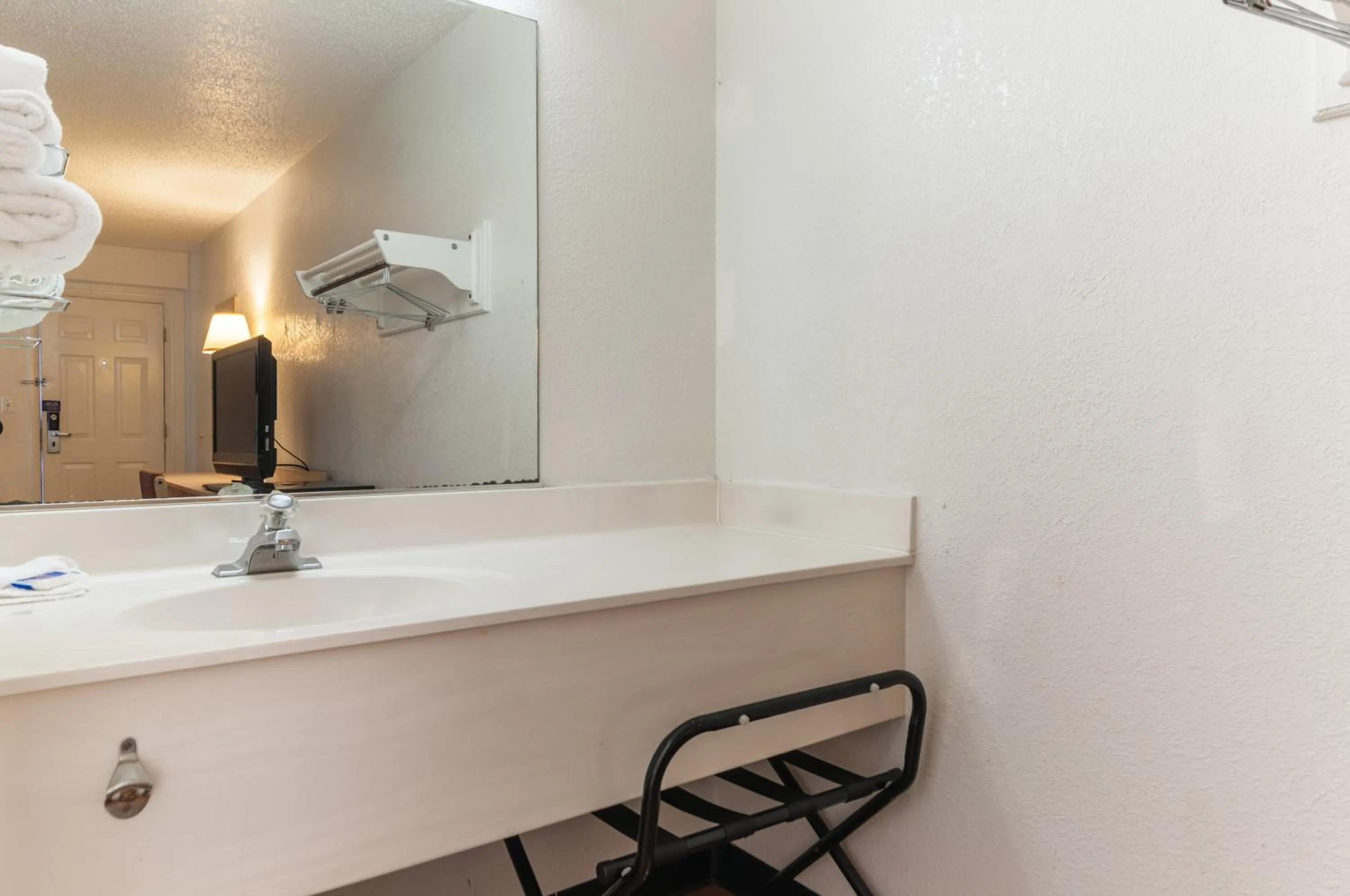 Bathroom in Motel 6-Farmington Hills, MI - Northwest - Farmington Hills
