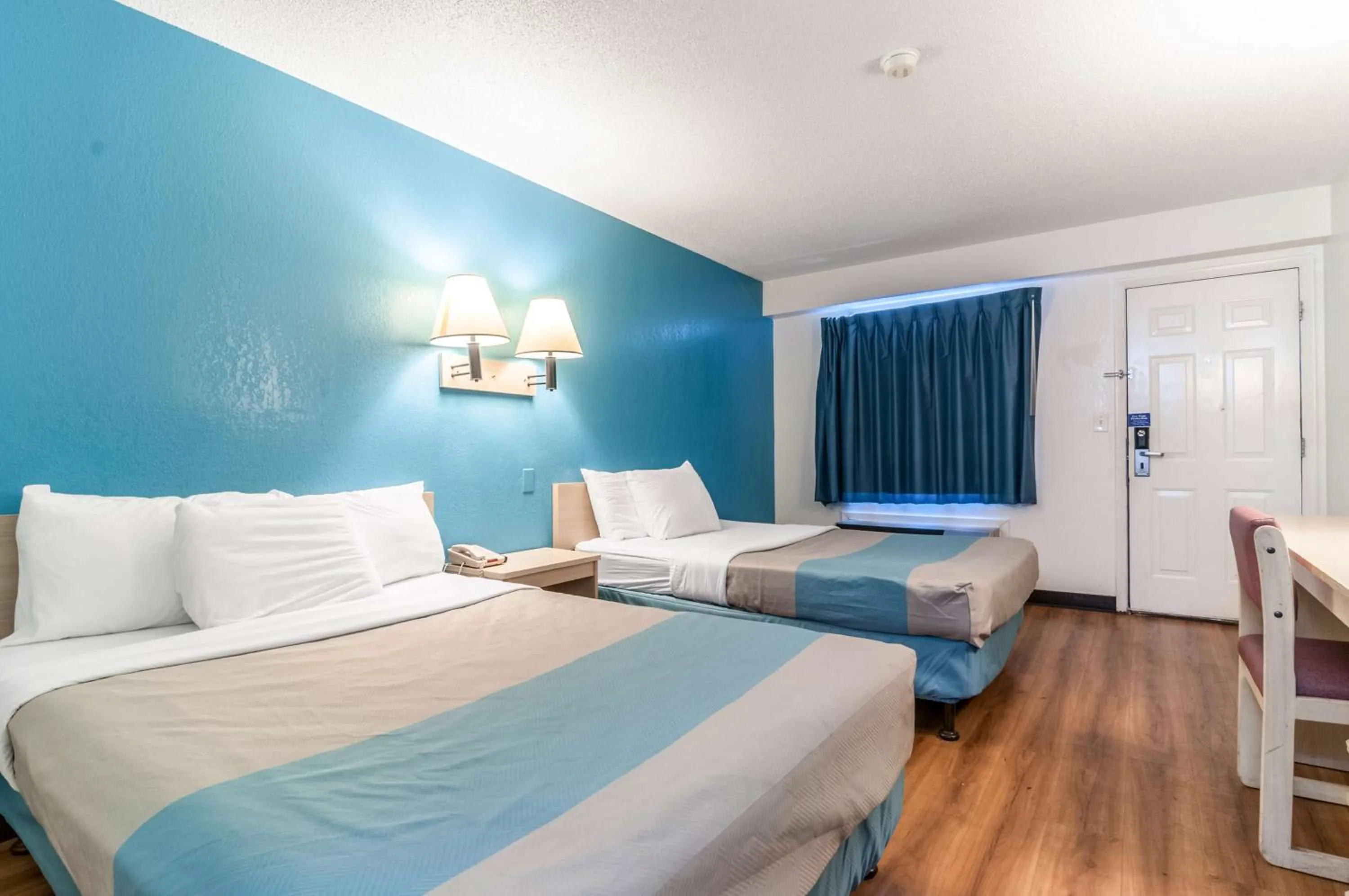 Bedroom, Bed in Motel 6-Farmington Hills, MI - Northwest - Farmington Hills