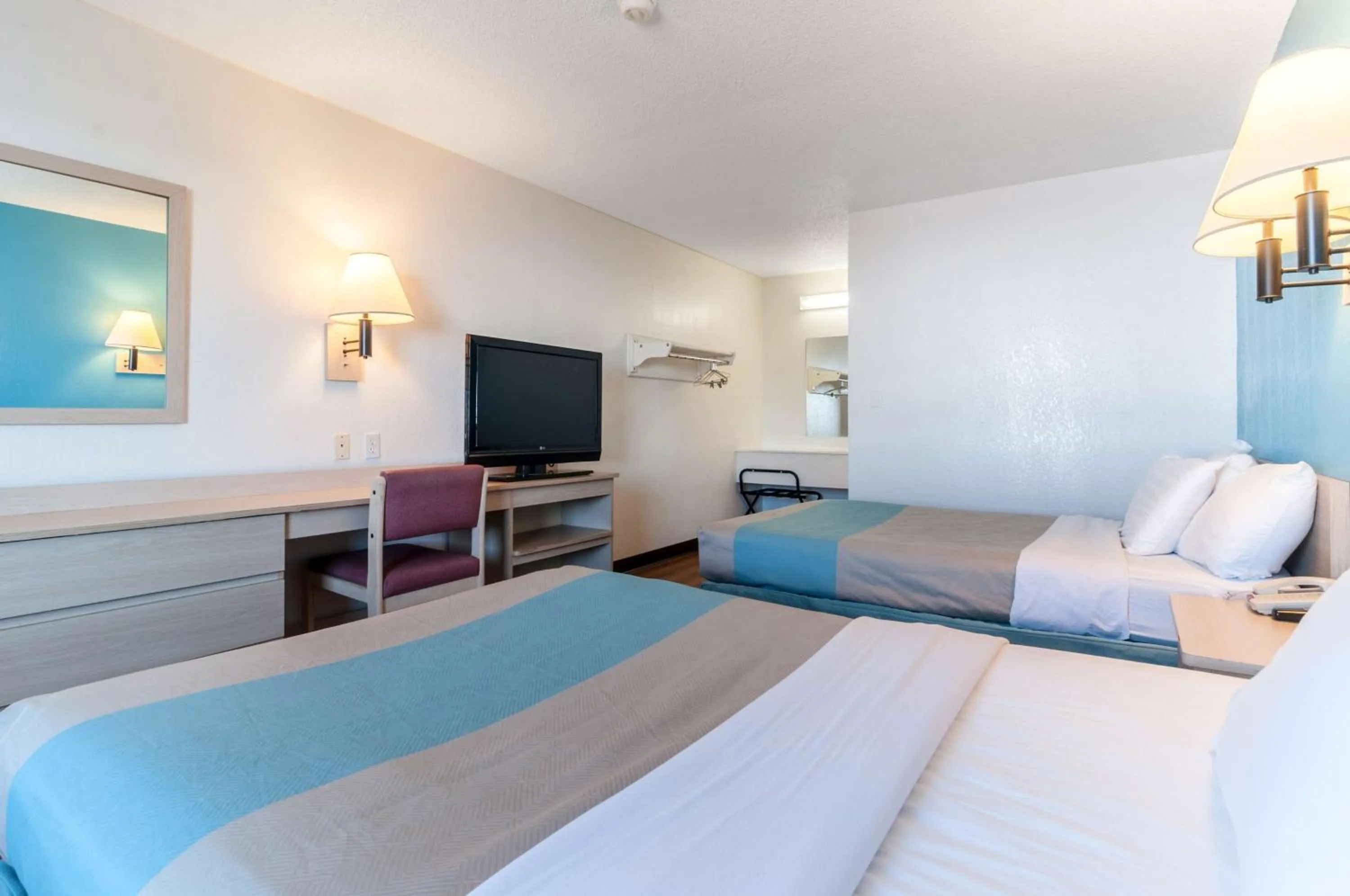 Bedroom, Bed in Motel 6-Farmington Hills, MI - Northwest - Farmington Hills