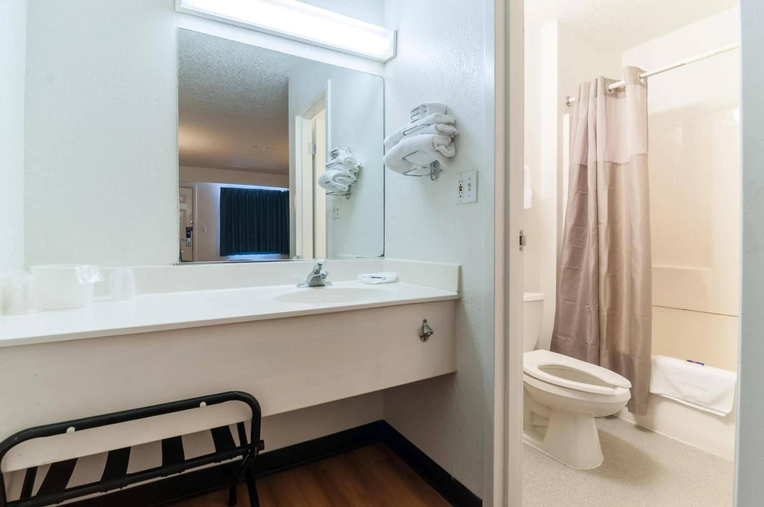 Bathroom in Motel 6-Farmington Hills, MI - Northwest - Farmington Hills