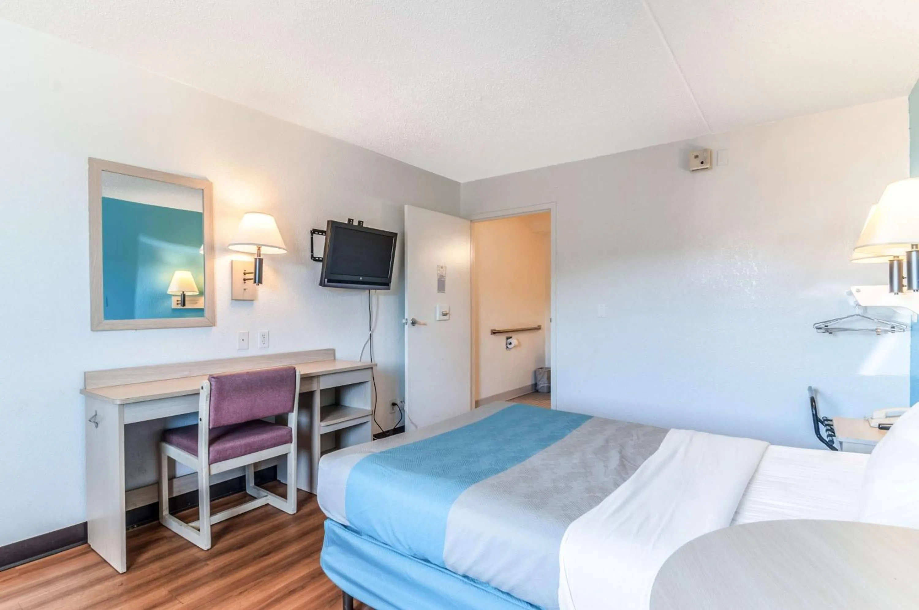 Bedroom, Bed in Motel 6-Farmington Hills, MI - Northwest - Farmington Hills