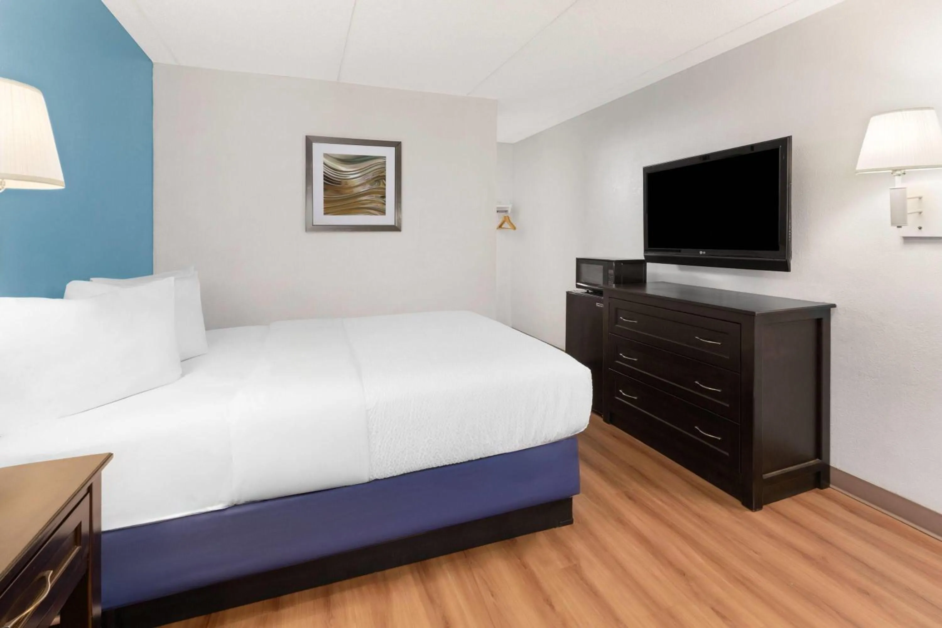 Photo of the whole room, Bed in Travelodge by Wyndham Madison Heights MI