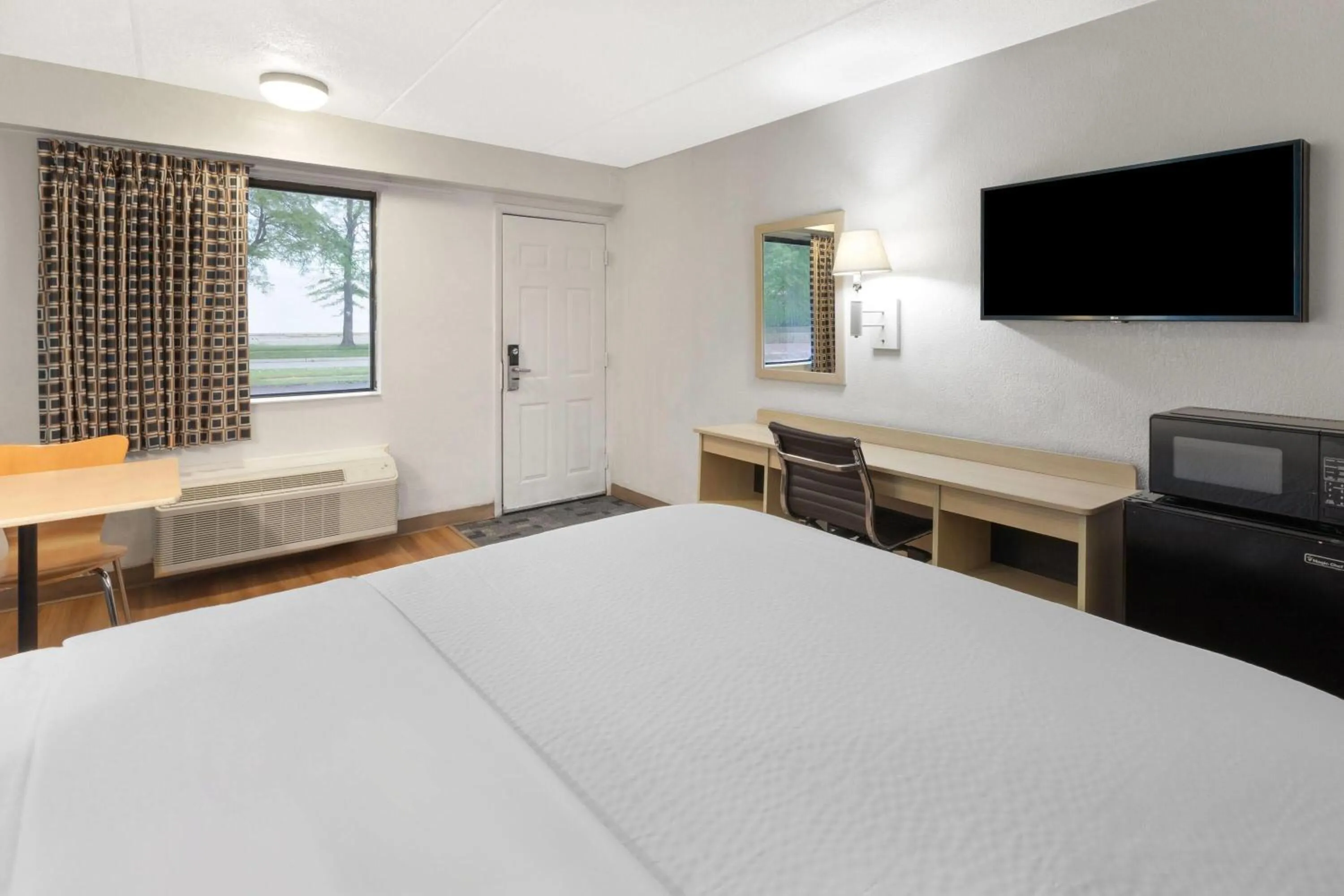 Photo of the whole room, Bed in Travelodge by Wyndham Madison Heights MI