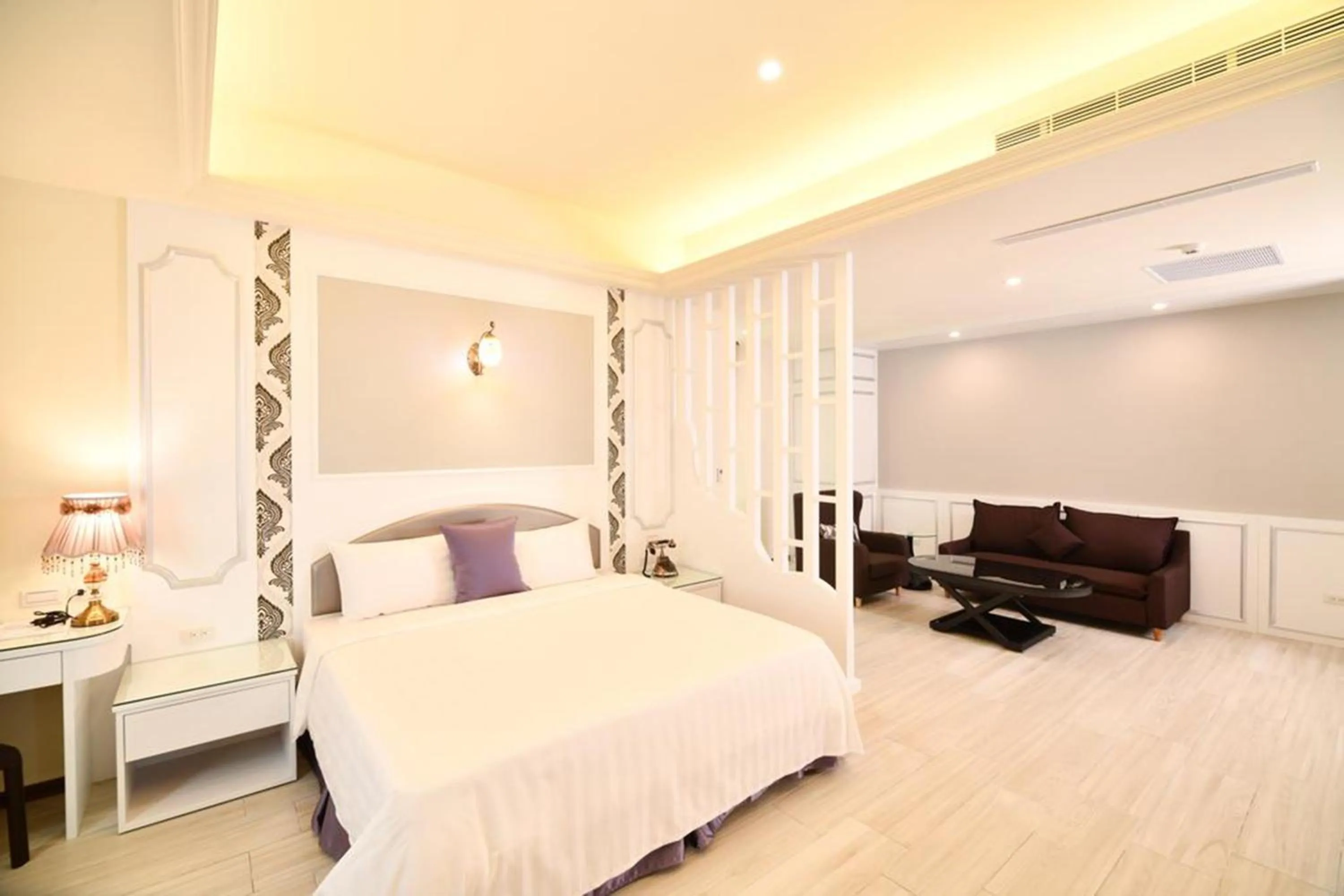 Photo of the whole room, Bed in Chuan Cheng Castle