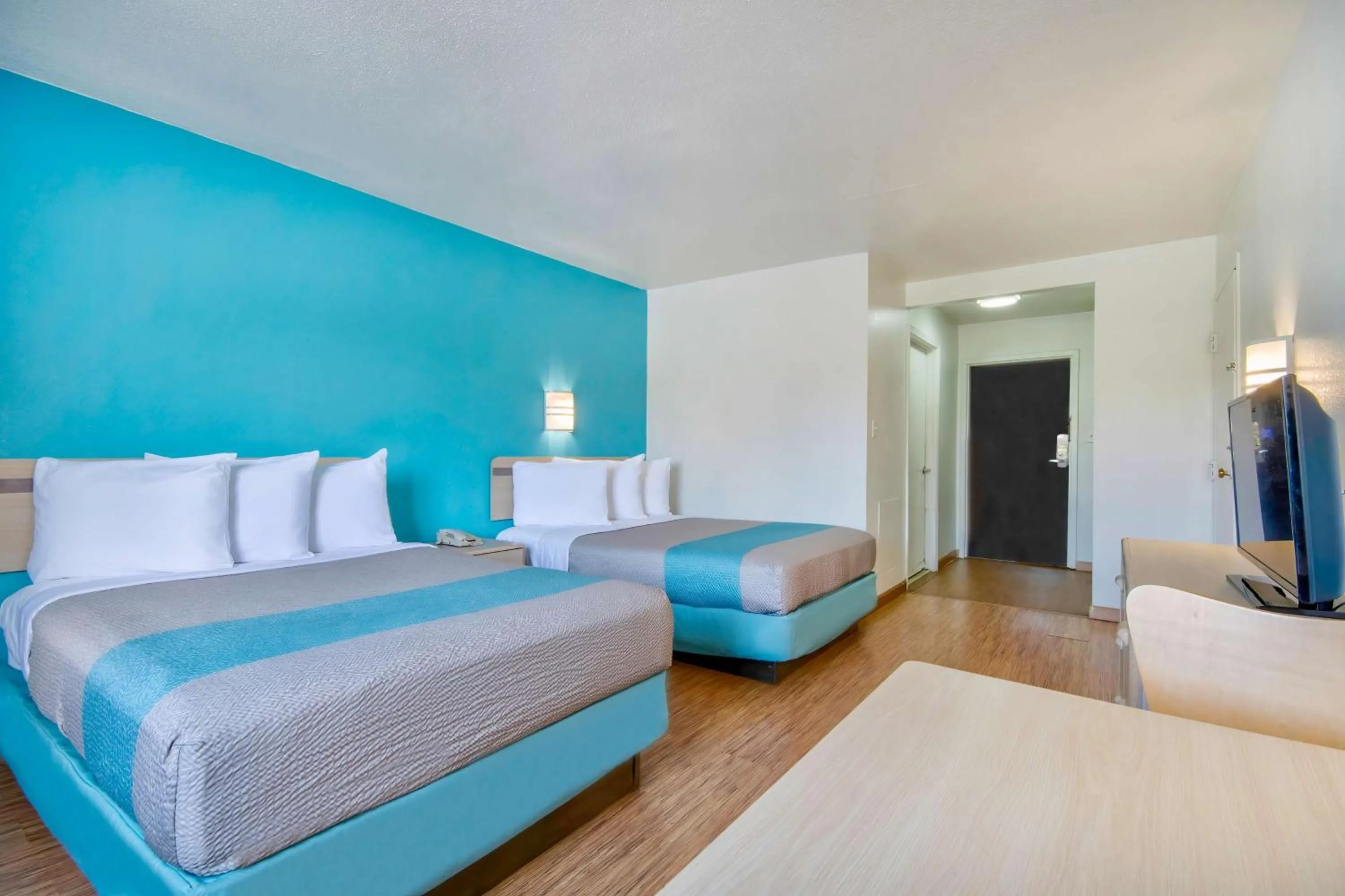 Bedroom, Bed in Motel 6 - Georgetown, KY - Lexington North