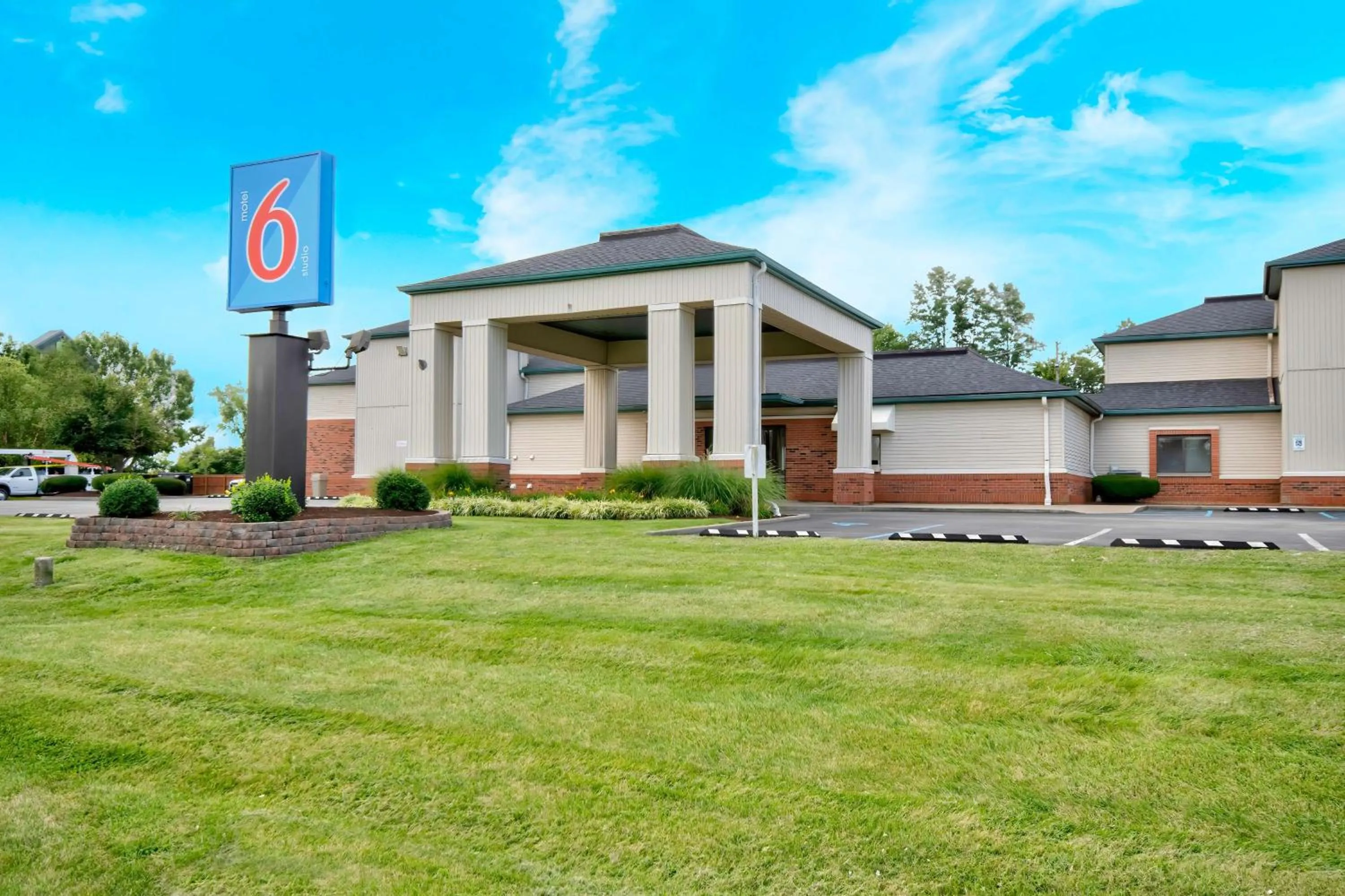 Property building in Motel 6 - Georgetown, KY - Lexington North