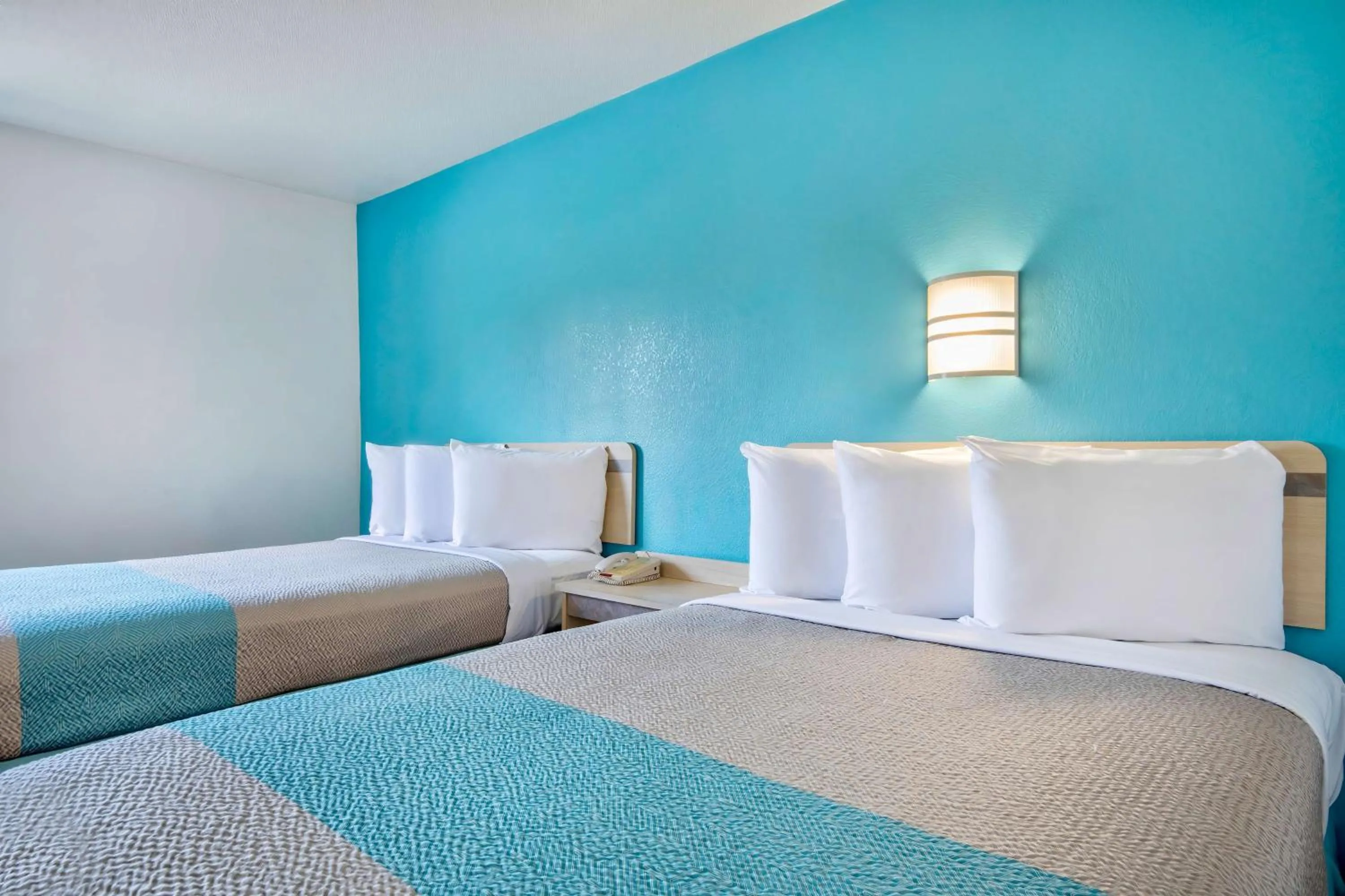 Bedroom, Bed in Motel 6 - Georgetown, KY - Lexington North