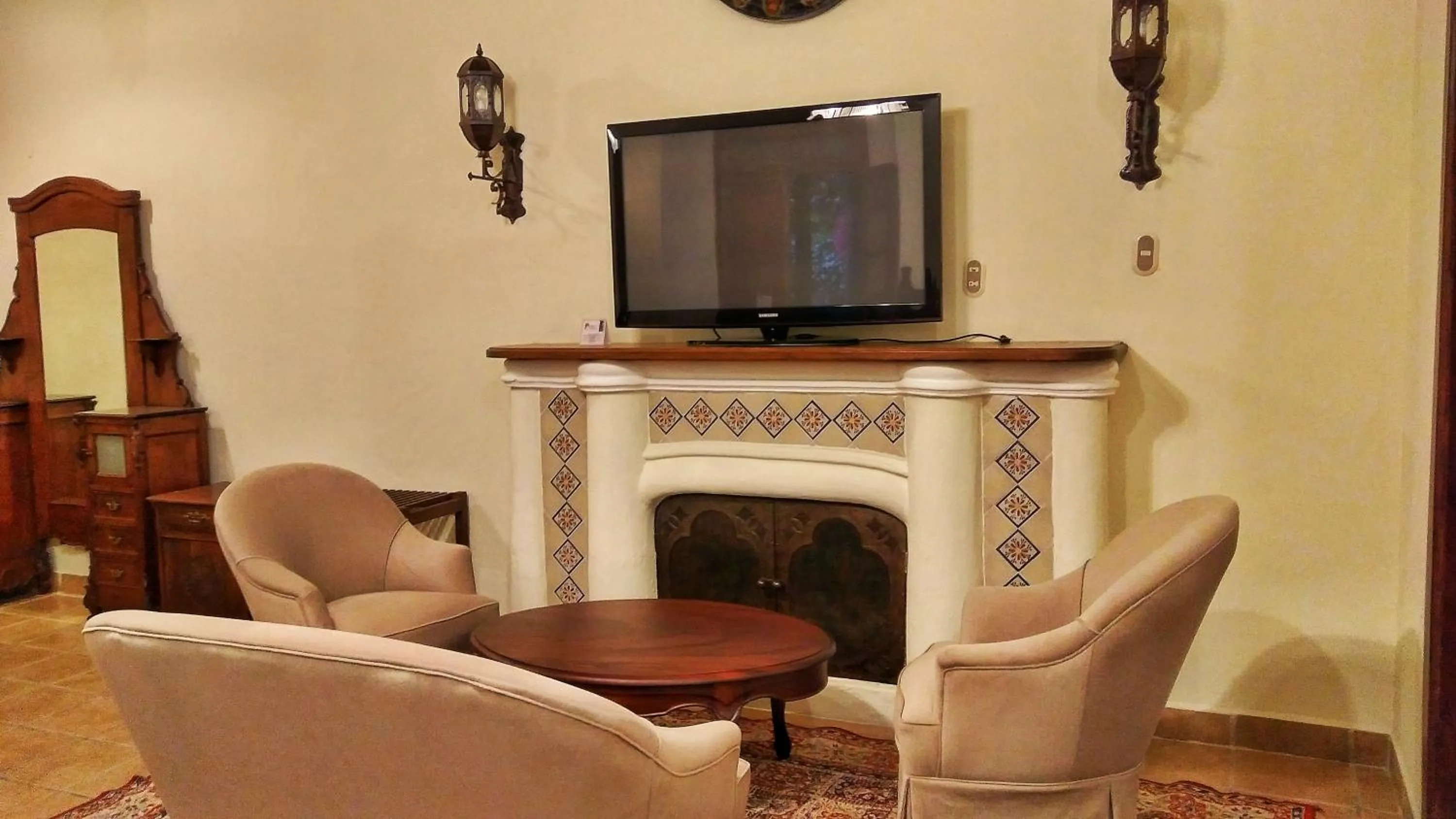 Photo of the whole room in Hotel Aurora