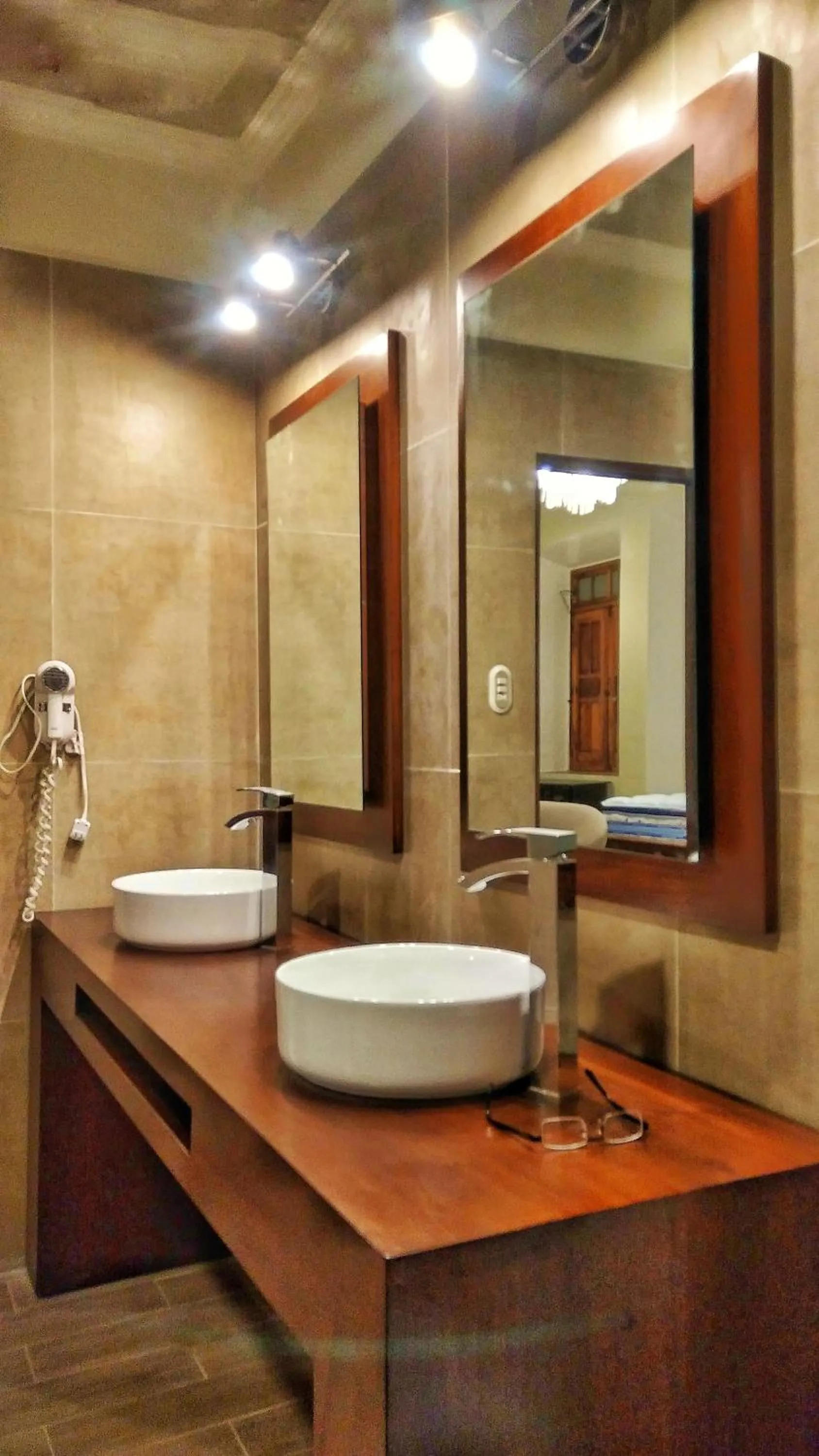 Photo of the whole room in Hotel Aurora