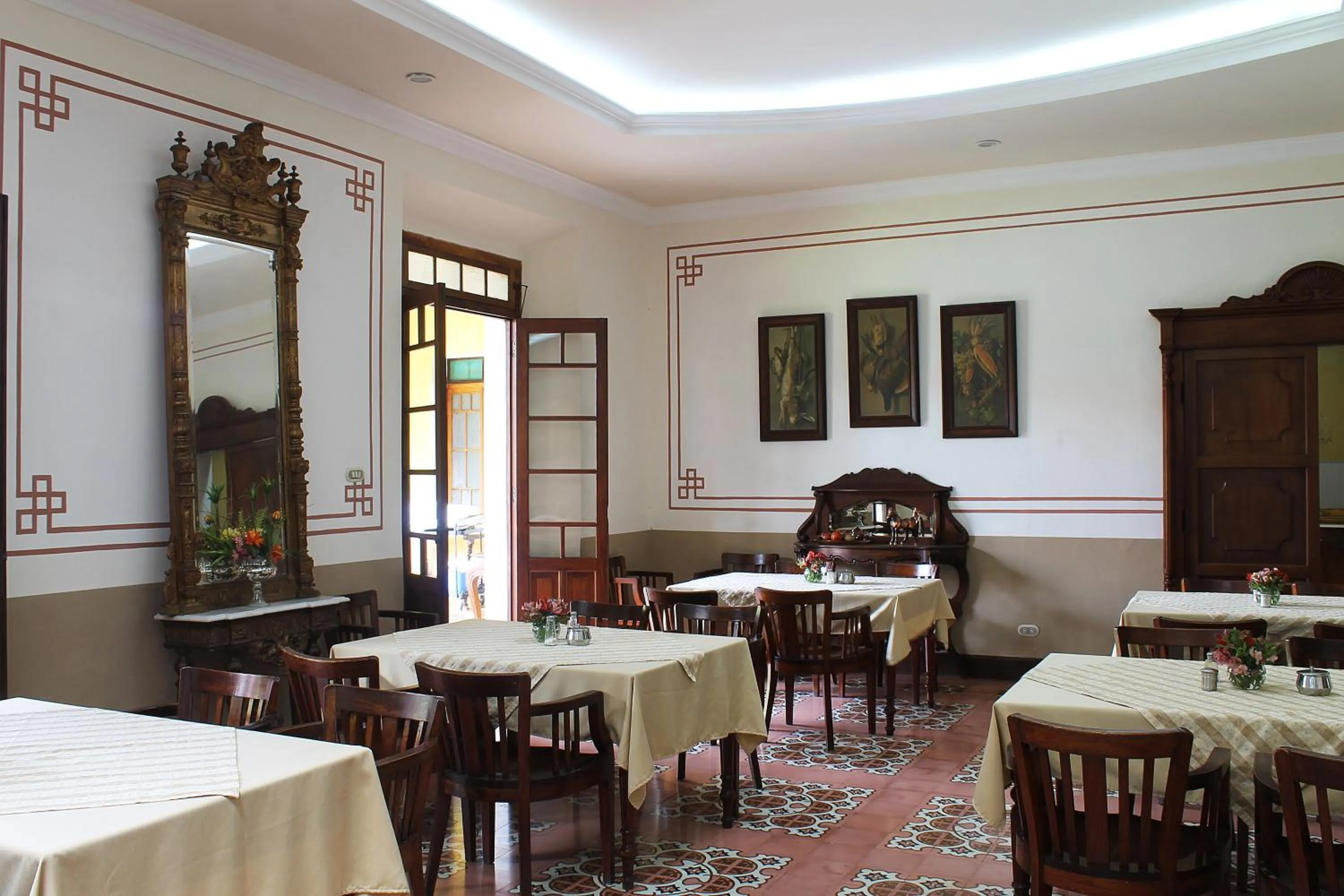 Restaurant/places to eat in Hotel Aurora