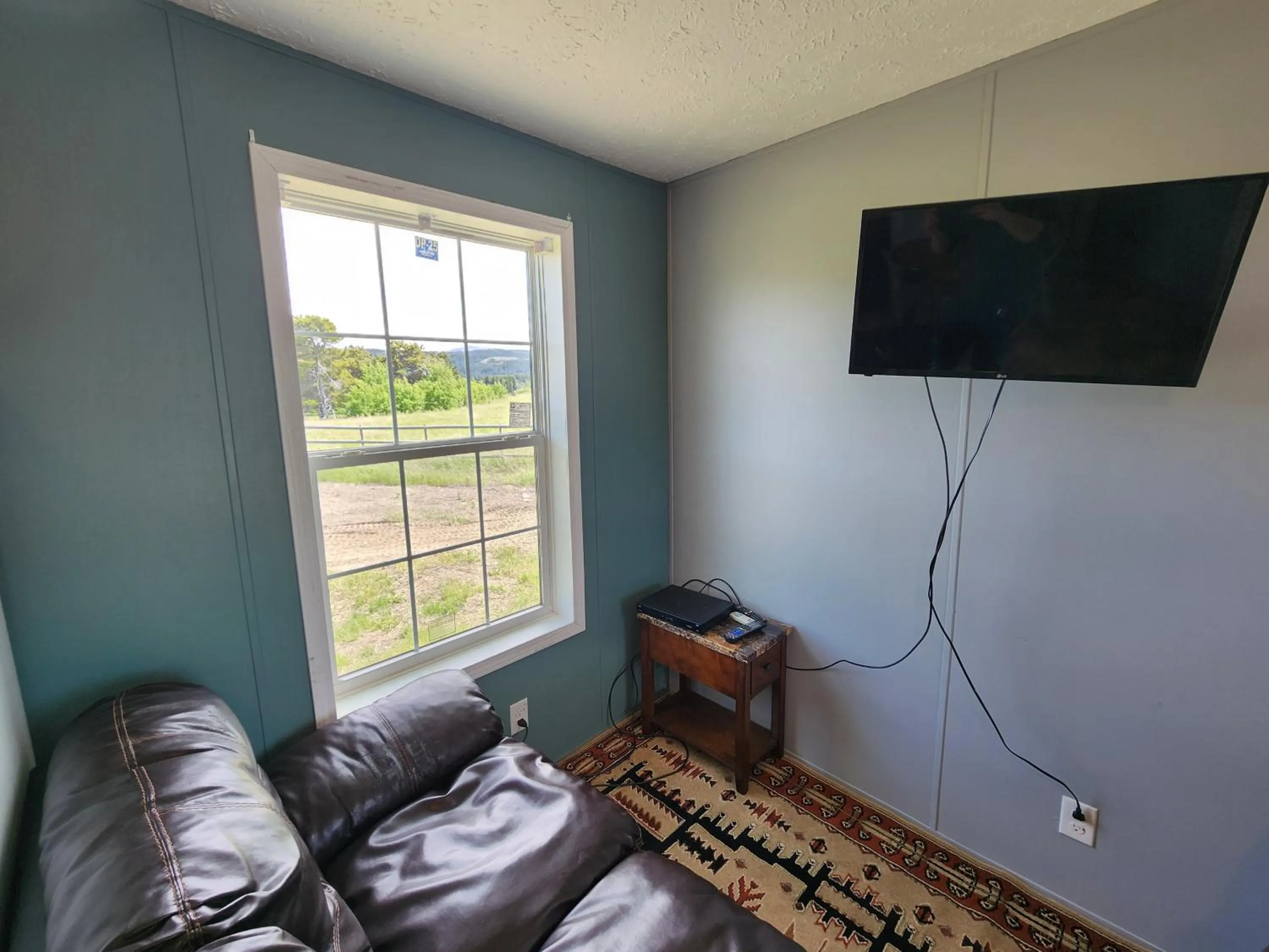 TV and multimedia in Circle R Motel