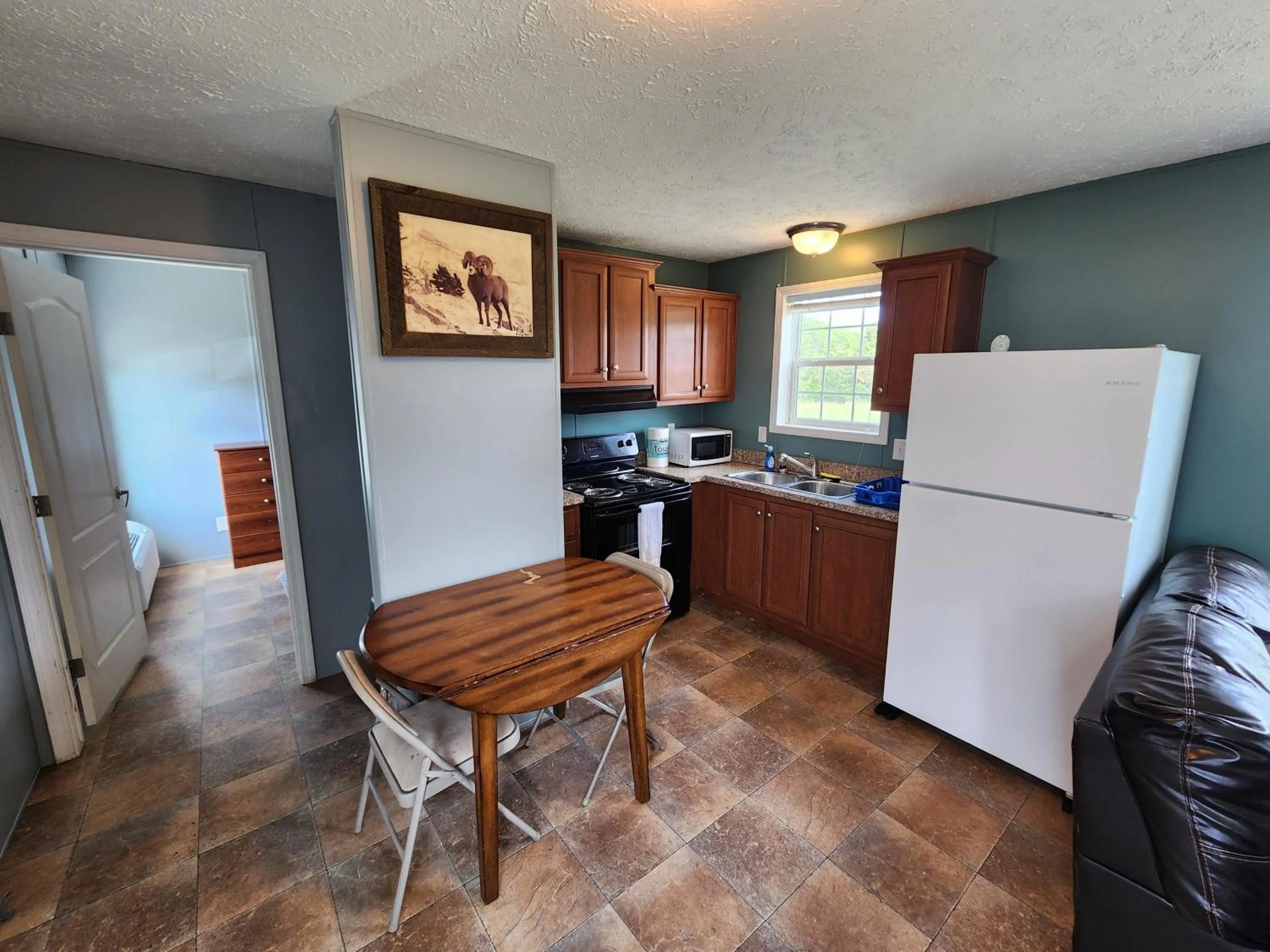 Kitchen or kitchenette in Circle R Motel