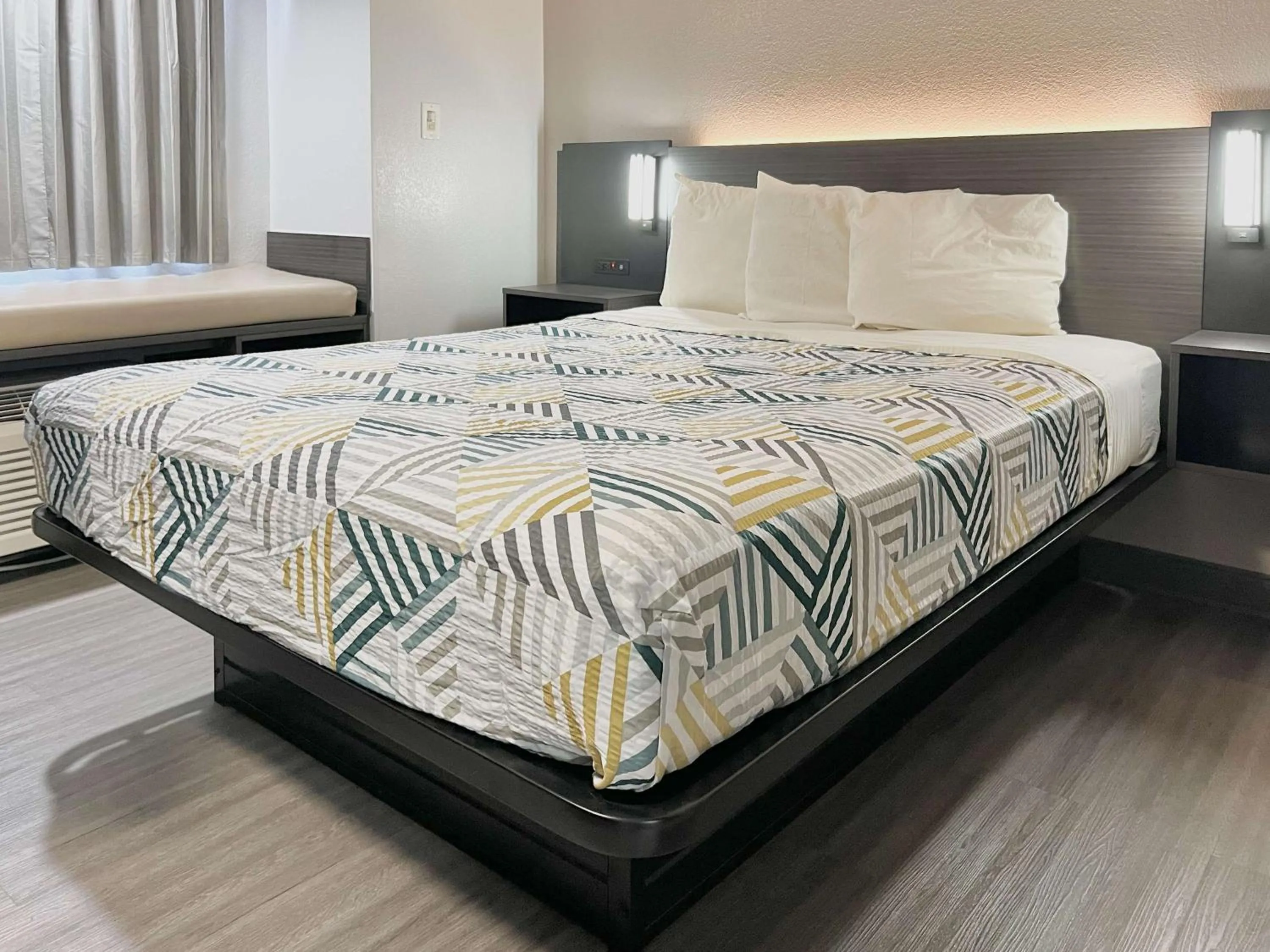 Bedroom, Bed in Motel 6-Simpsonville, SC - Greenville