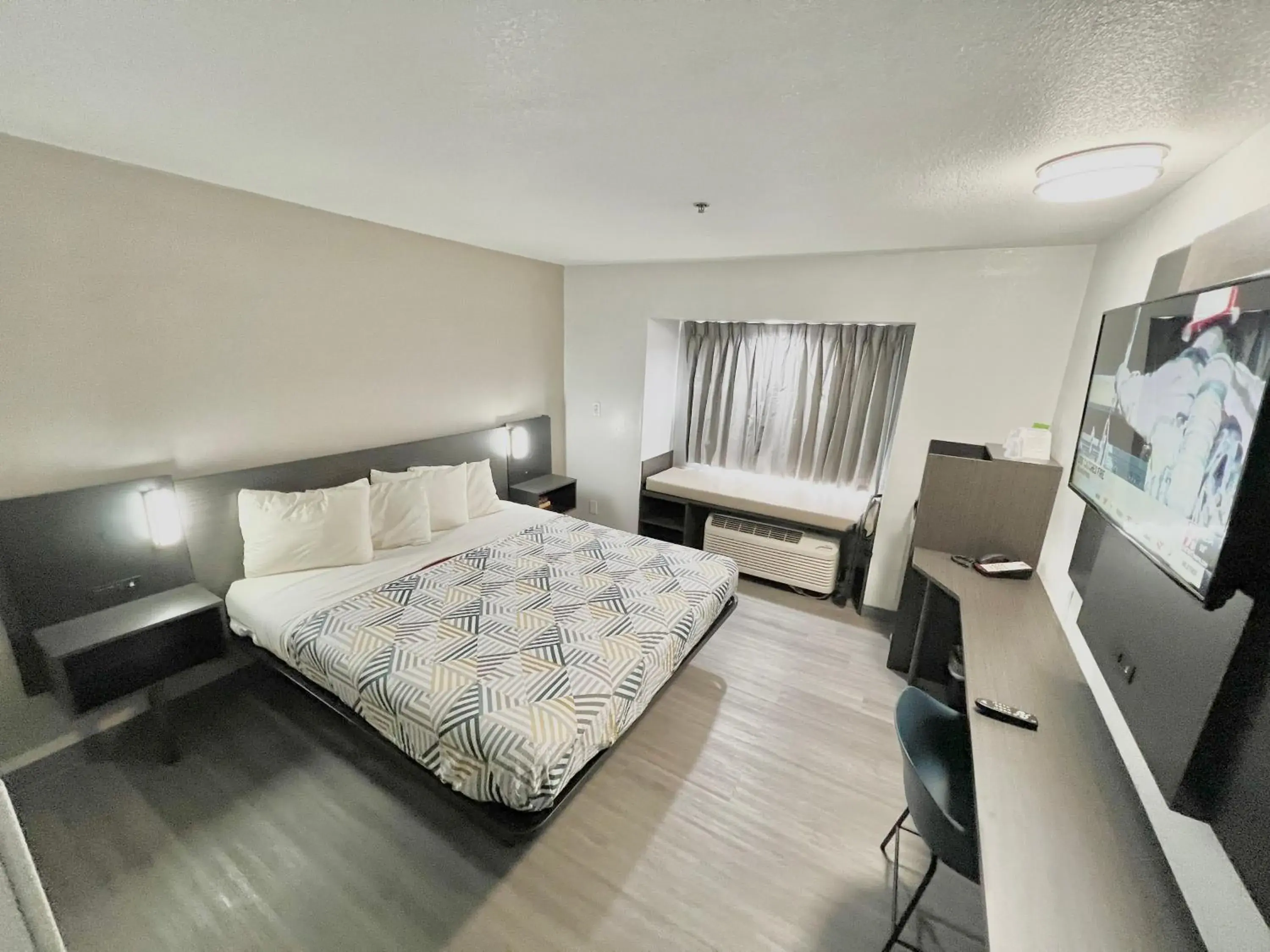 Bed in Motel 6-Simpsonville, SC - Greenville Bed in Motel 6-Simpsonville, SC - Greenville