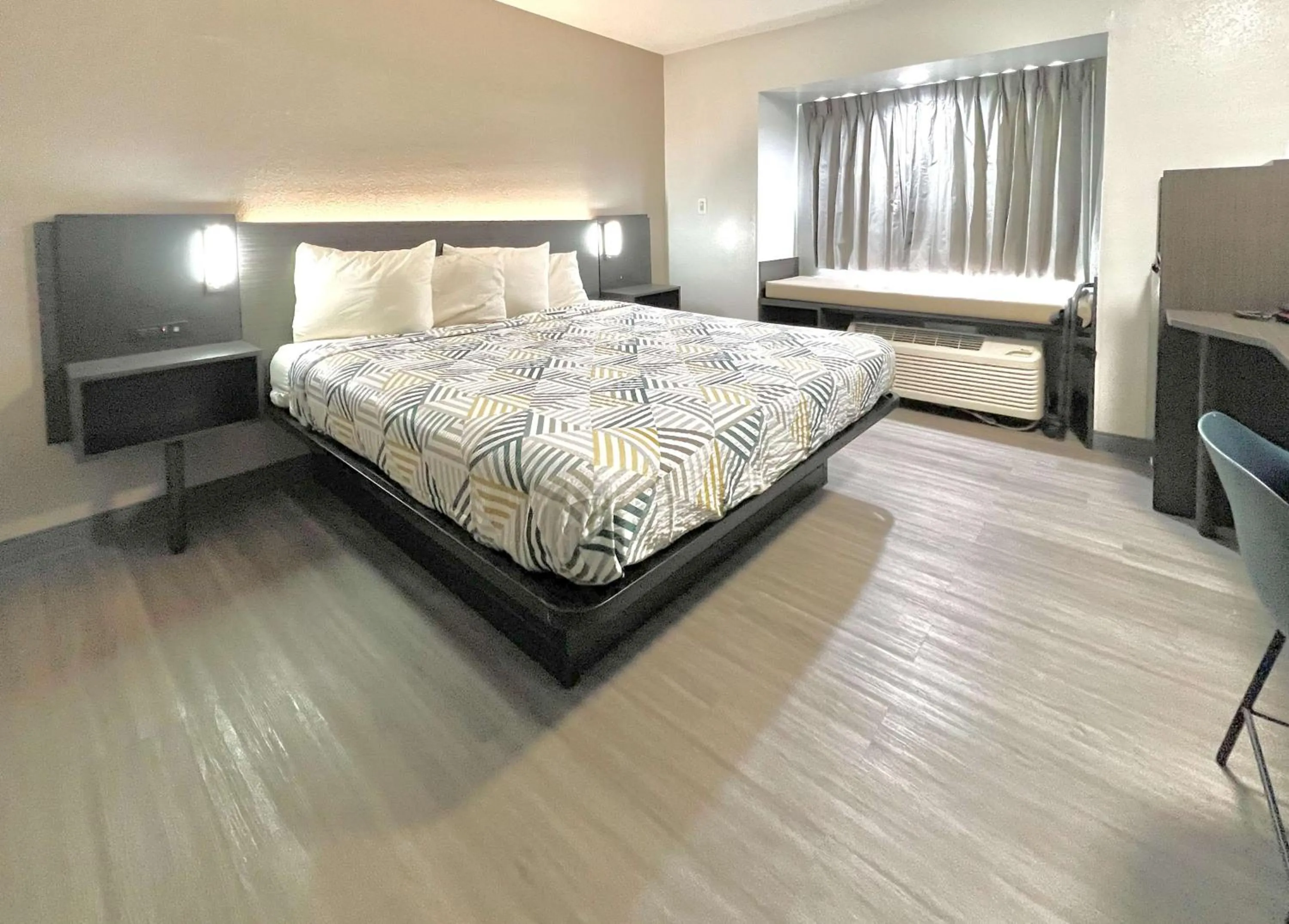 Bedroom, Bed in Motel 6-Simpsonville, SC - Greenville