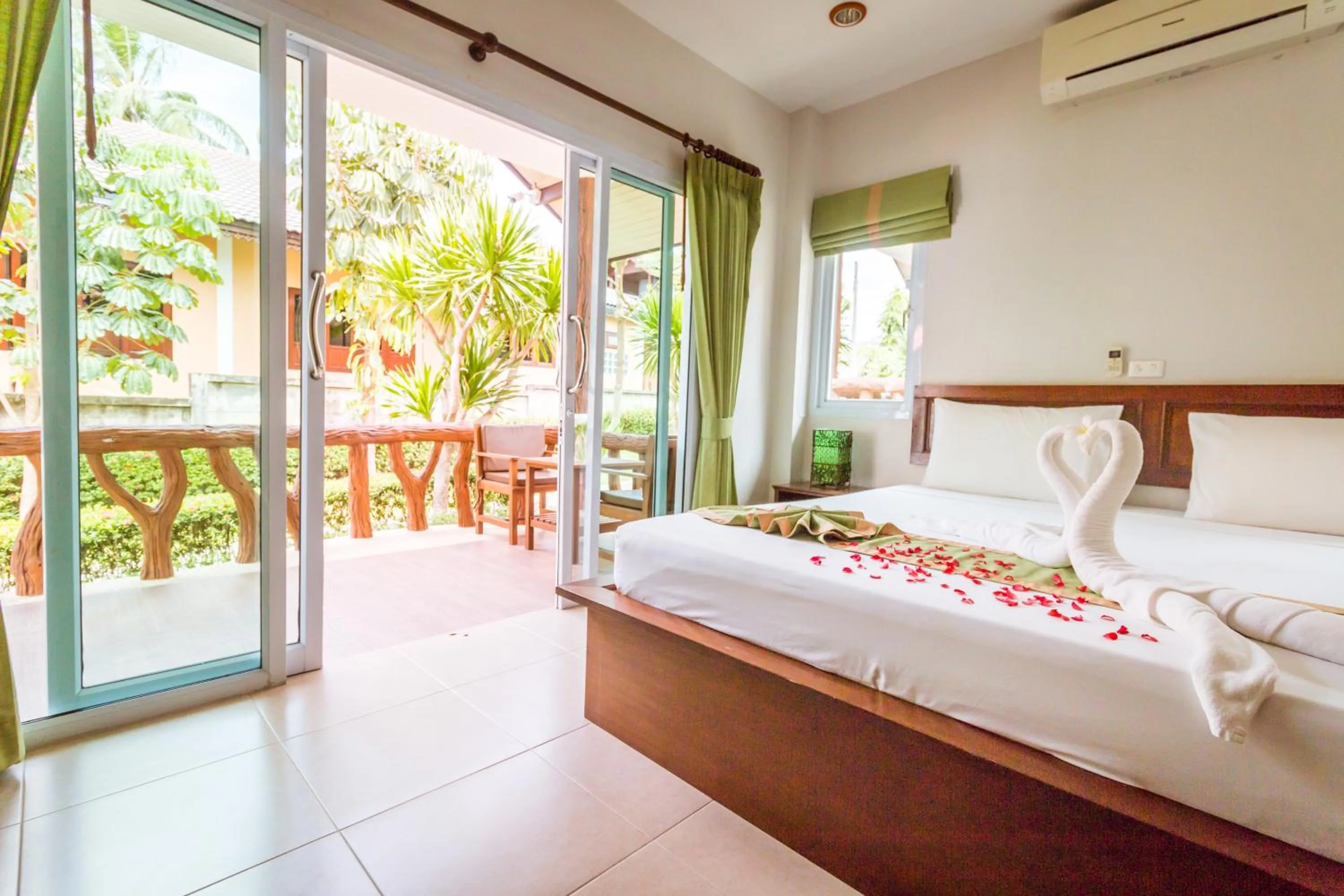 Garden, Bed in Shangrilah Bungalow