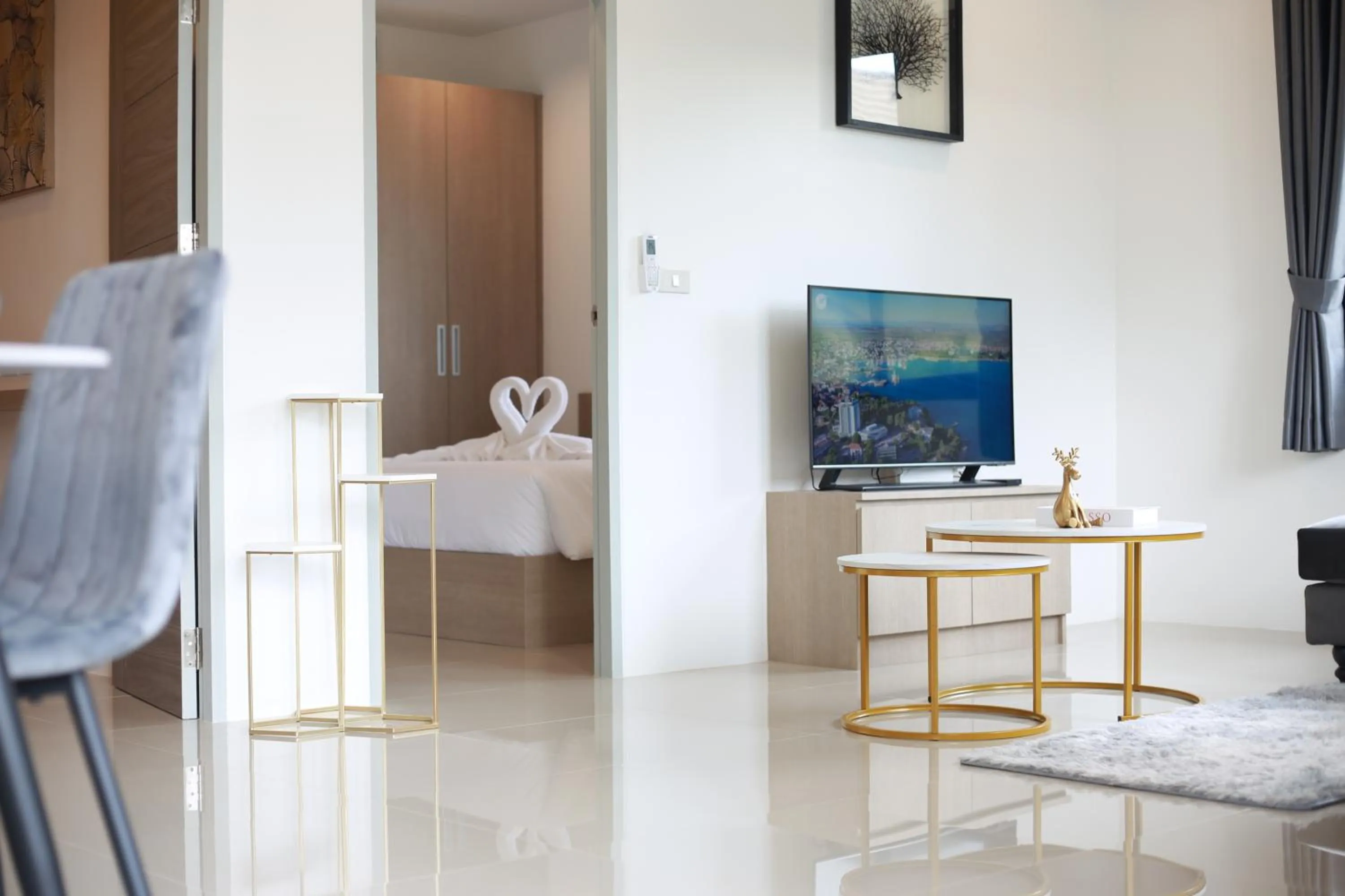 Communal lounge/ TV room, Bed in Shangrilah Bungalow