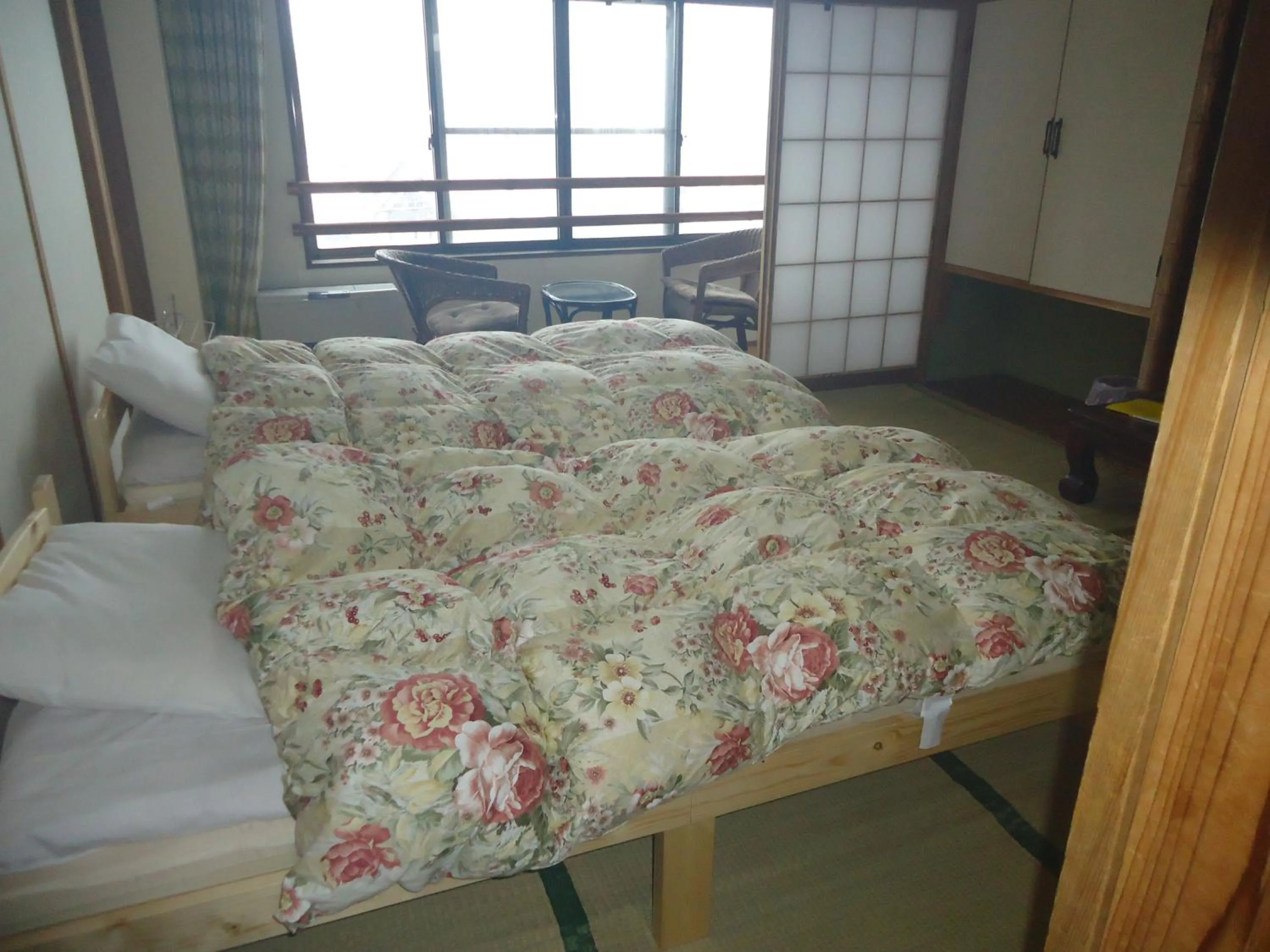 Twin Room with Shared Bathroom in Cafe Cerisier栖里時絵