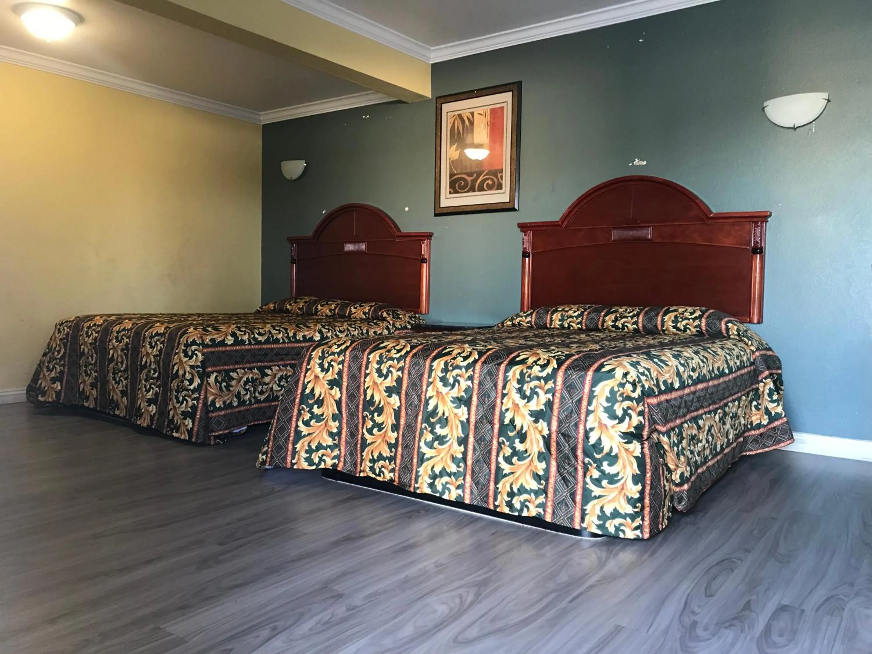 Bed in Colony Inn Motel