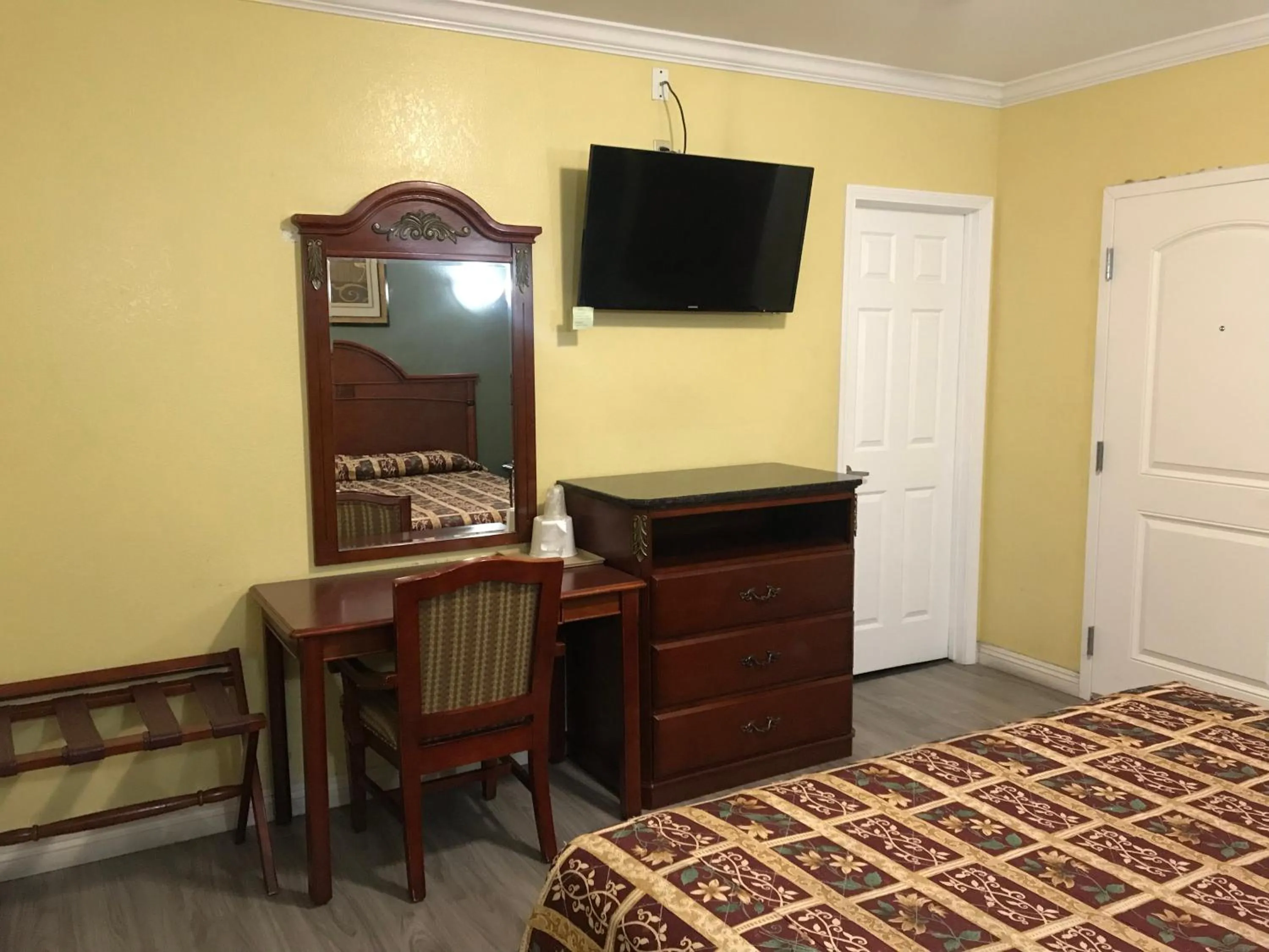 Bed in Colony Inn Motel