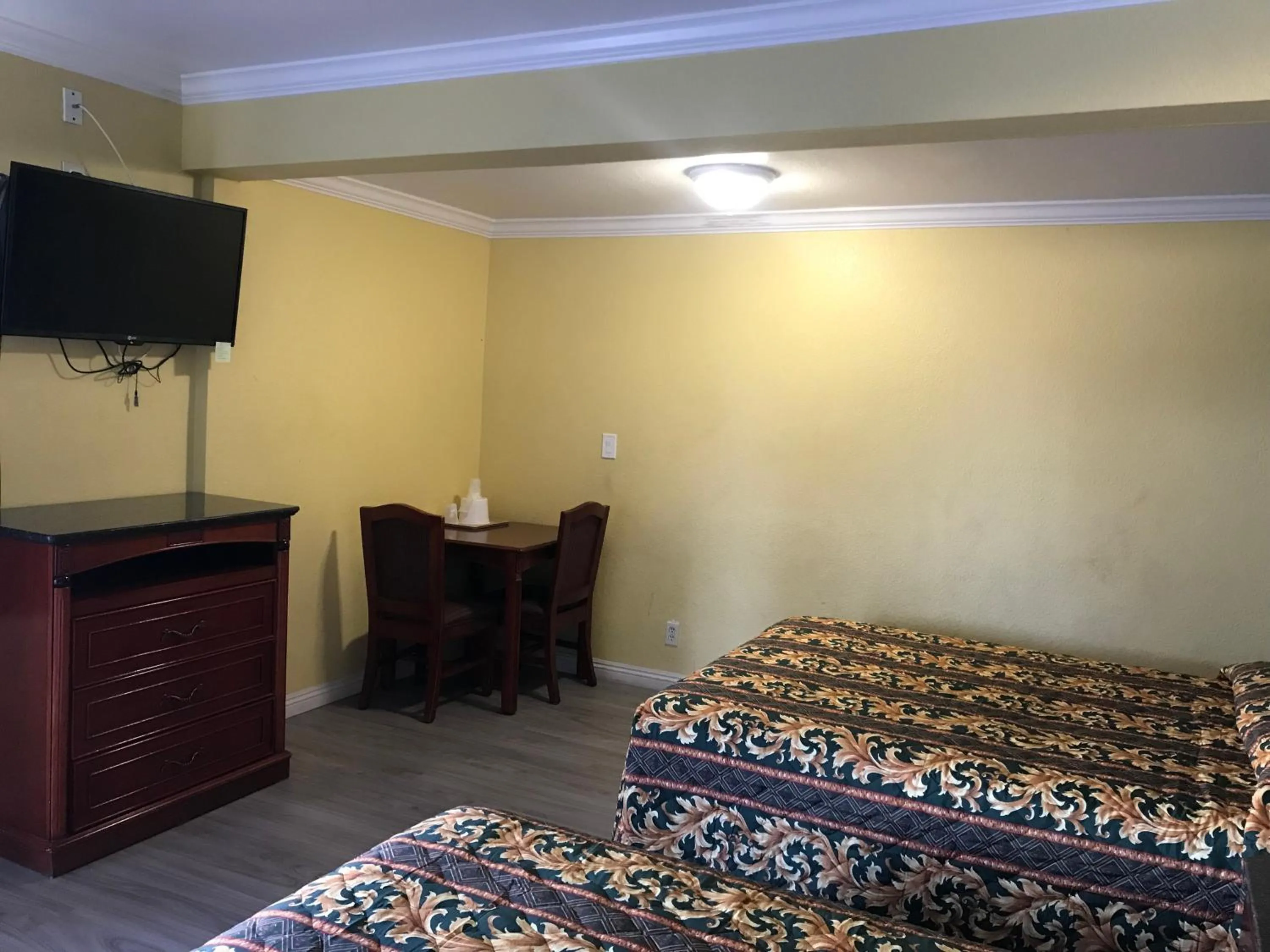 Bed in Colony Inn Motel