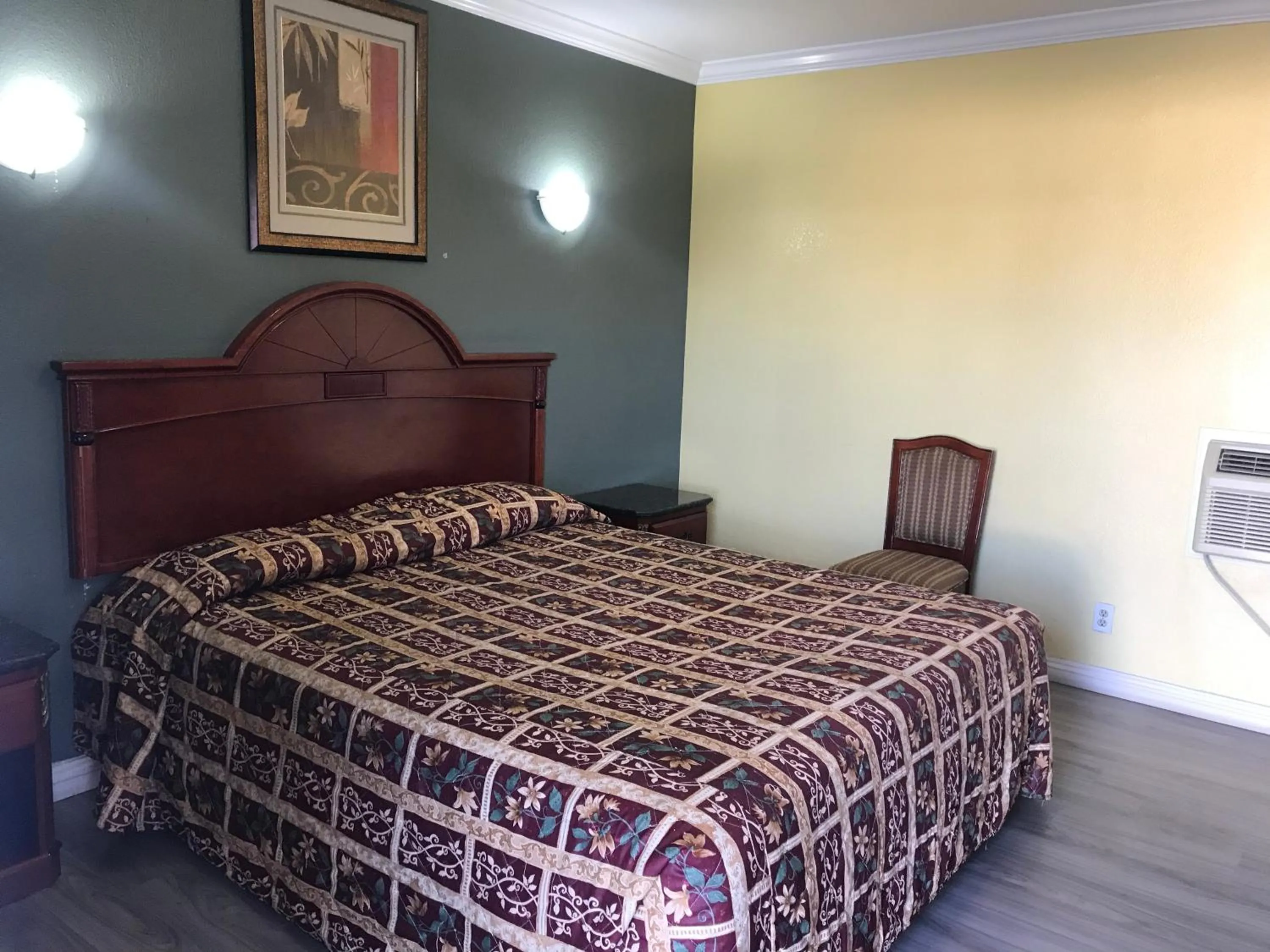 Bed in Colony Inn Motel
