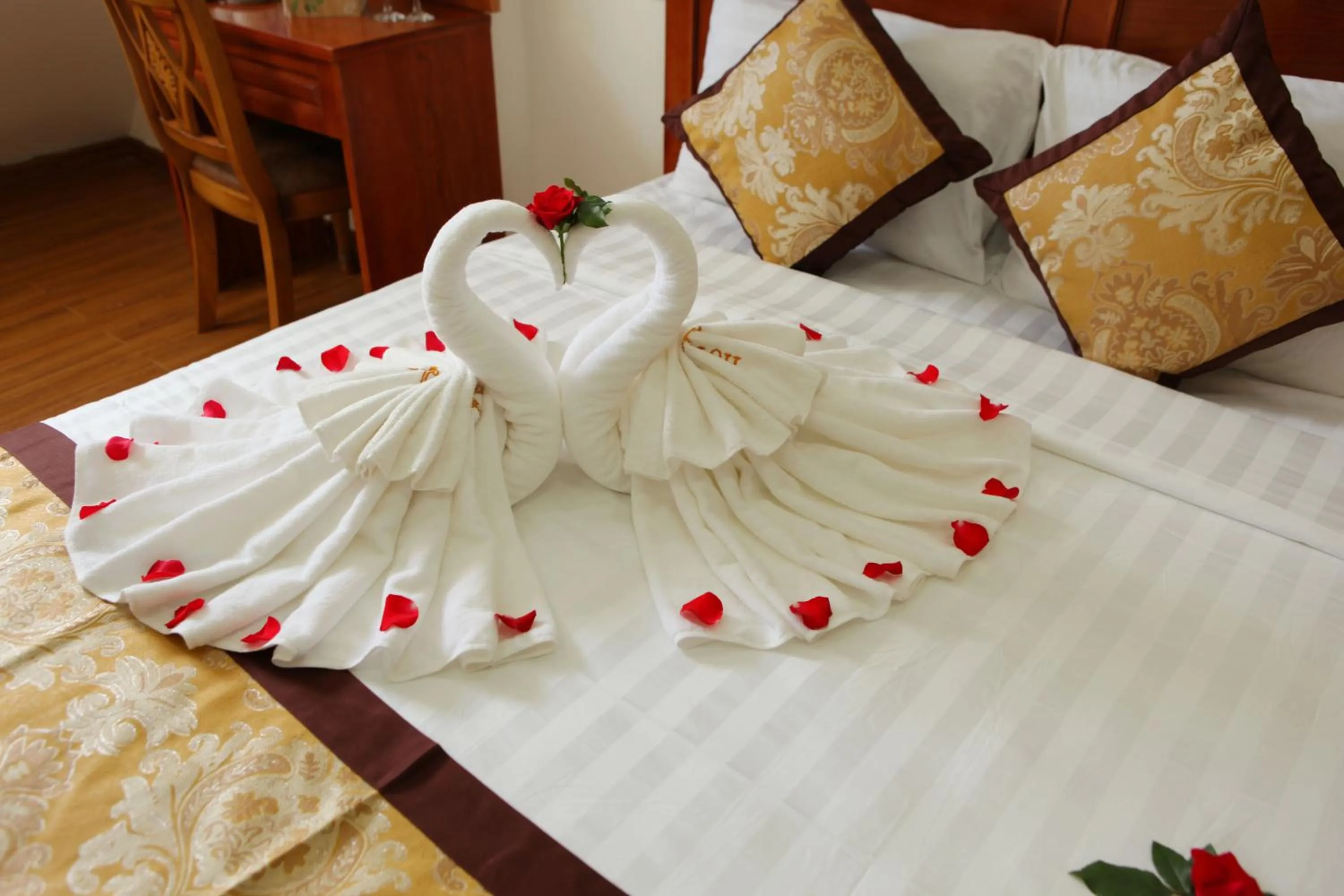 Photo of the whole room, Bed in Hồng Tùng Hotel
