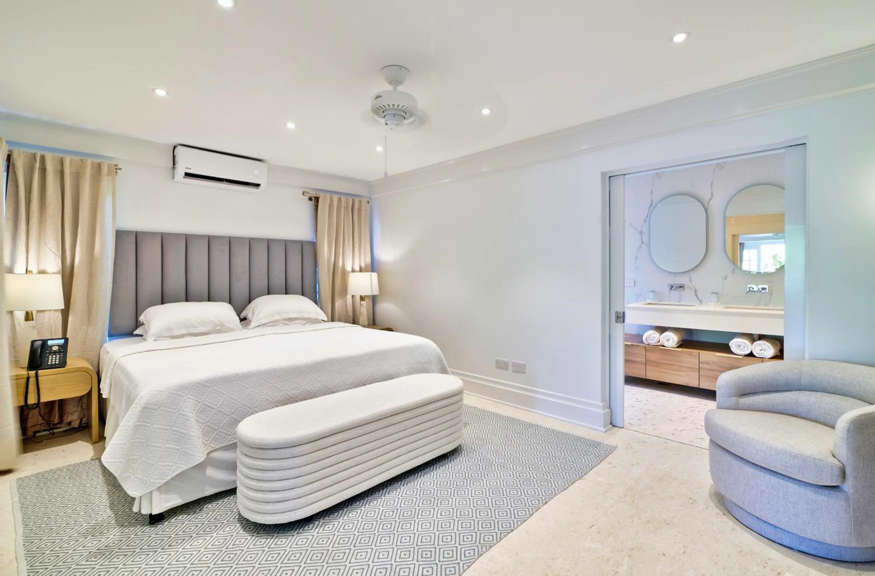 Bedroom, Bed in Calabash Hotel