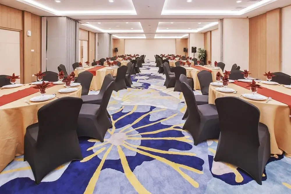 Meeting/conference room, Restaurant/Places to Eat in The Azana Hotel Airport Semarang