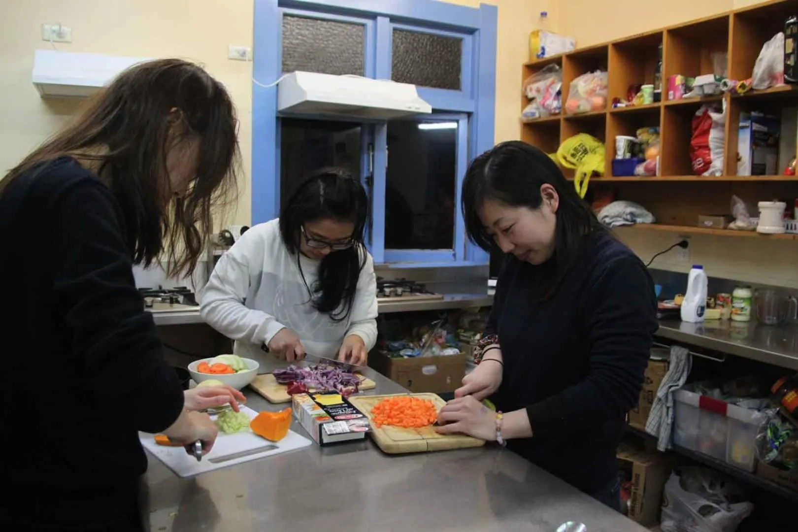Communal kitchen in Rotorua Central Backpackers