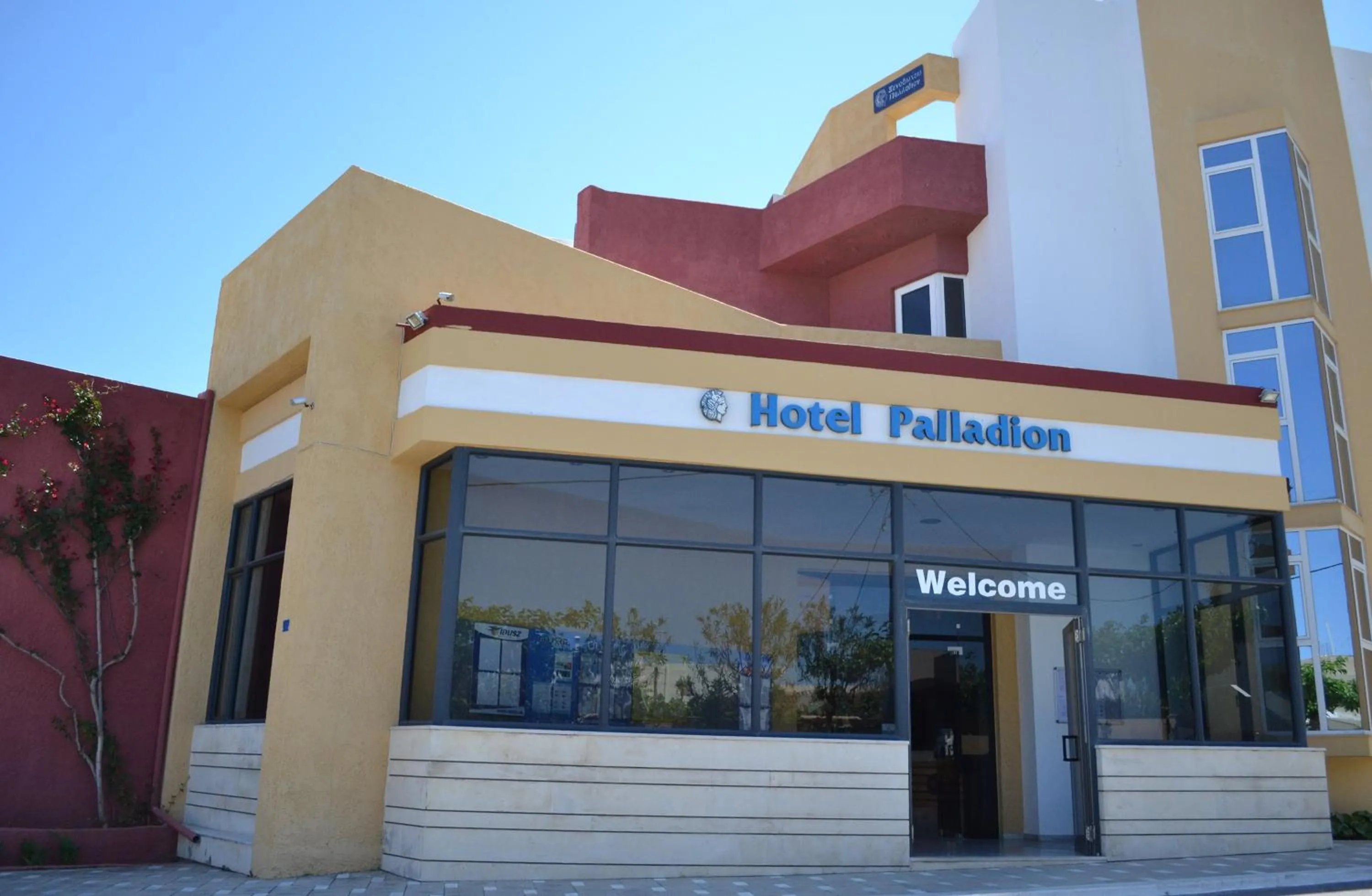 Facade/entrance in Palladion