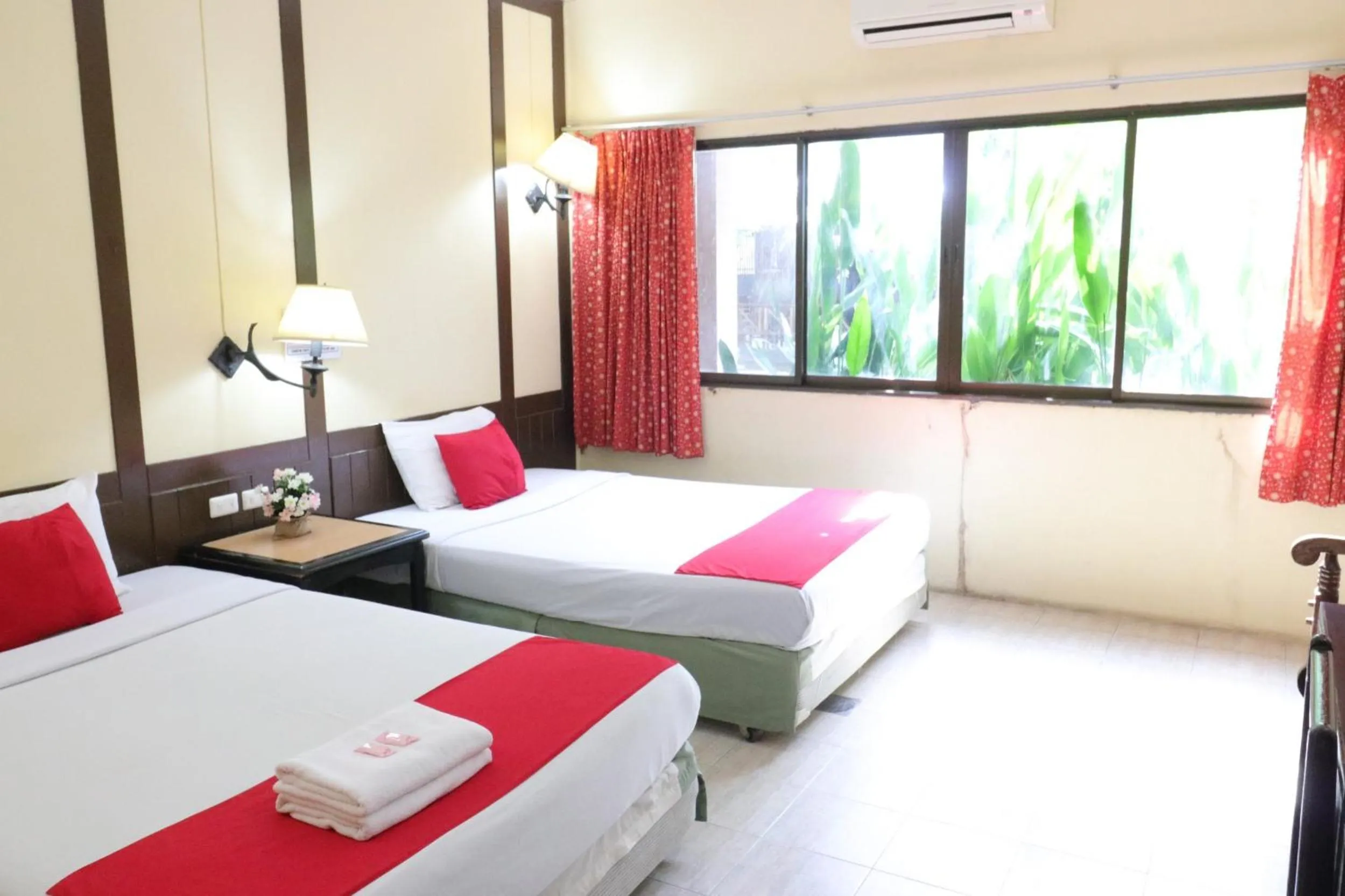 Photo of the whole room, Bed in Baan Nat The Village