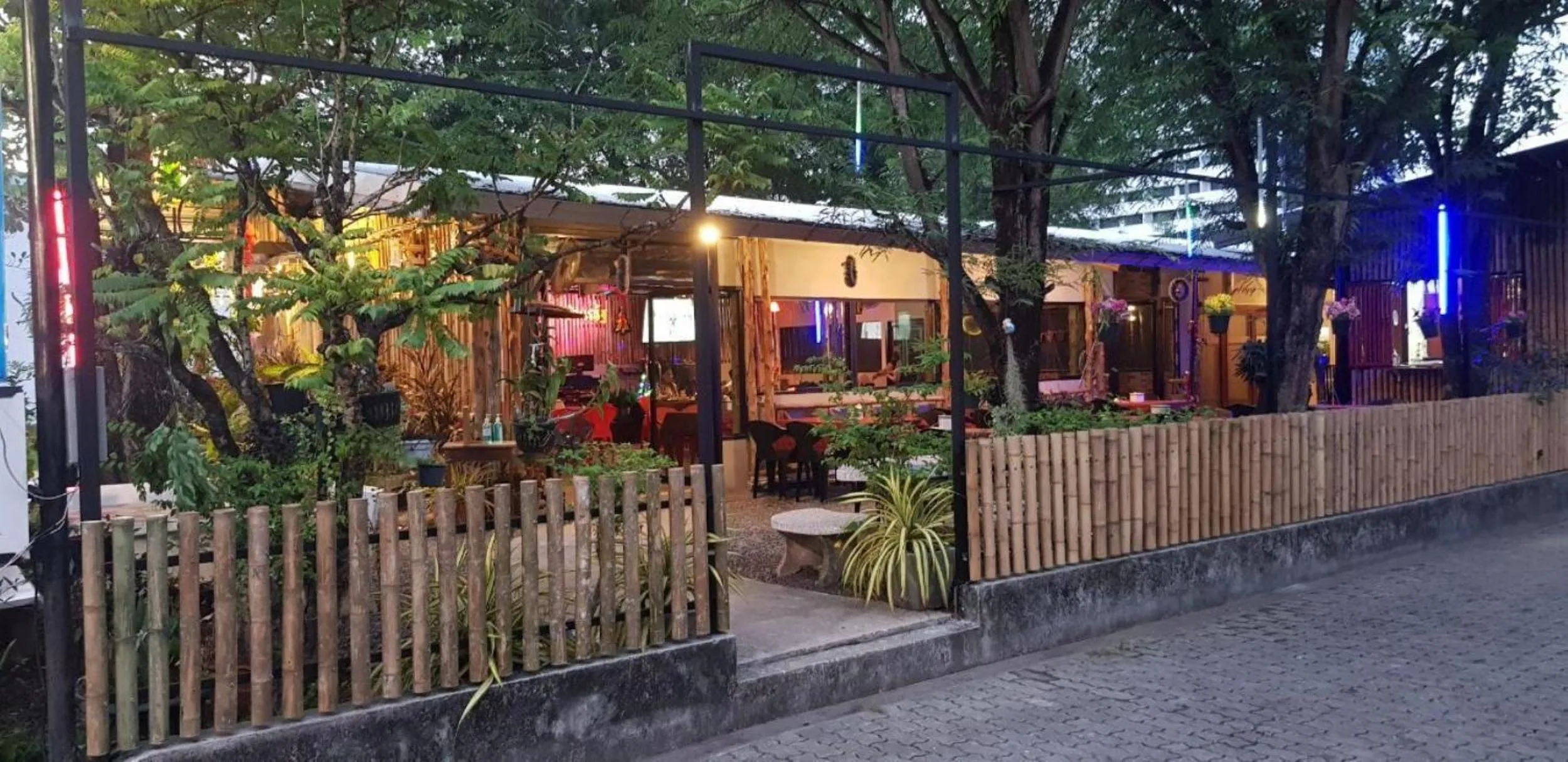 Facade/entrance in Baan Nat The Village