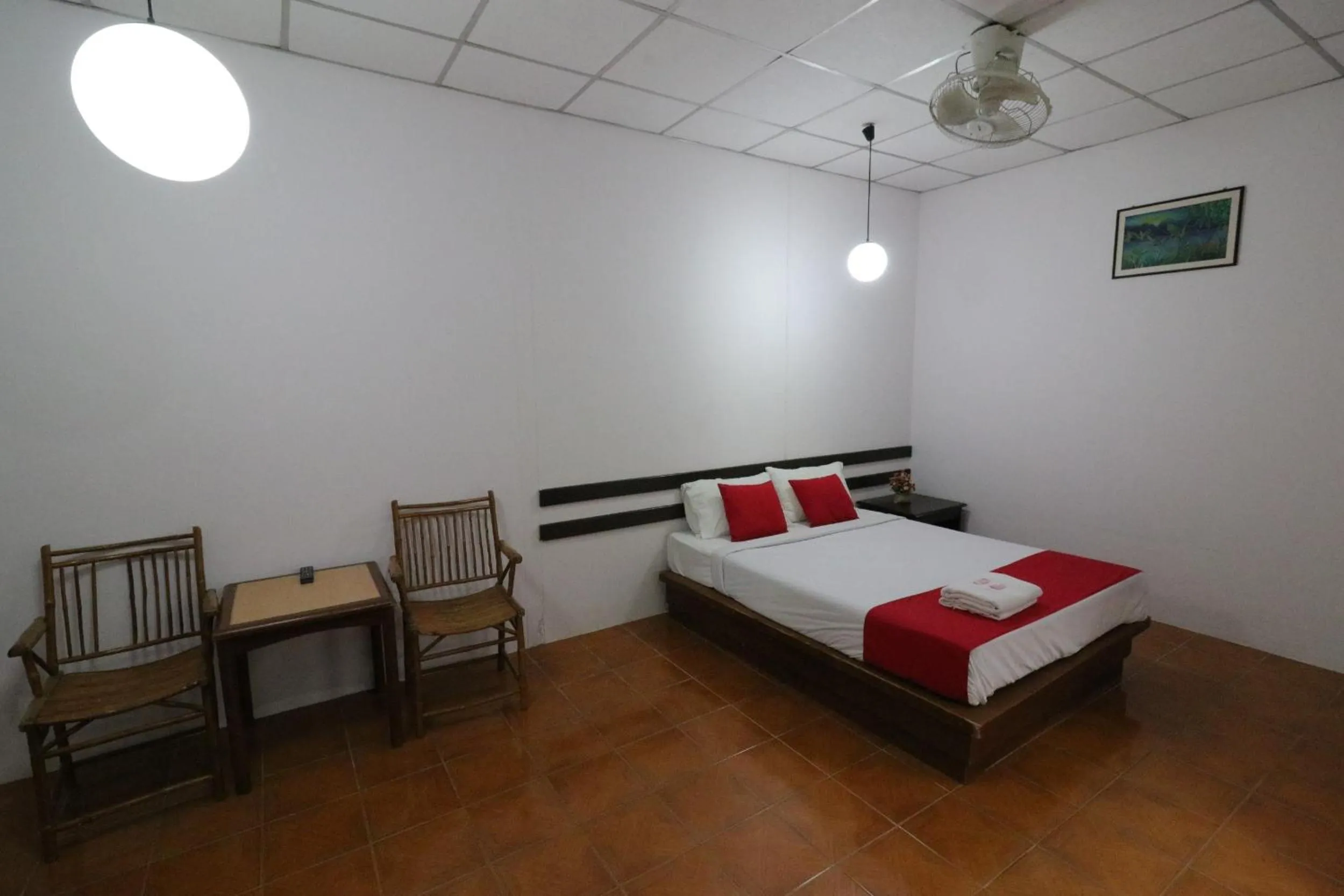 Photo of the whole room, Bed in Baan Nat The Village