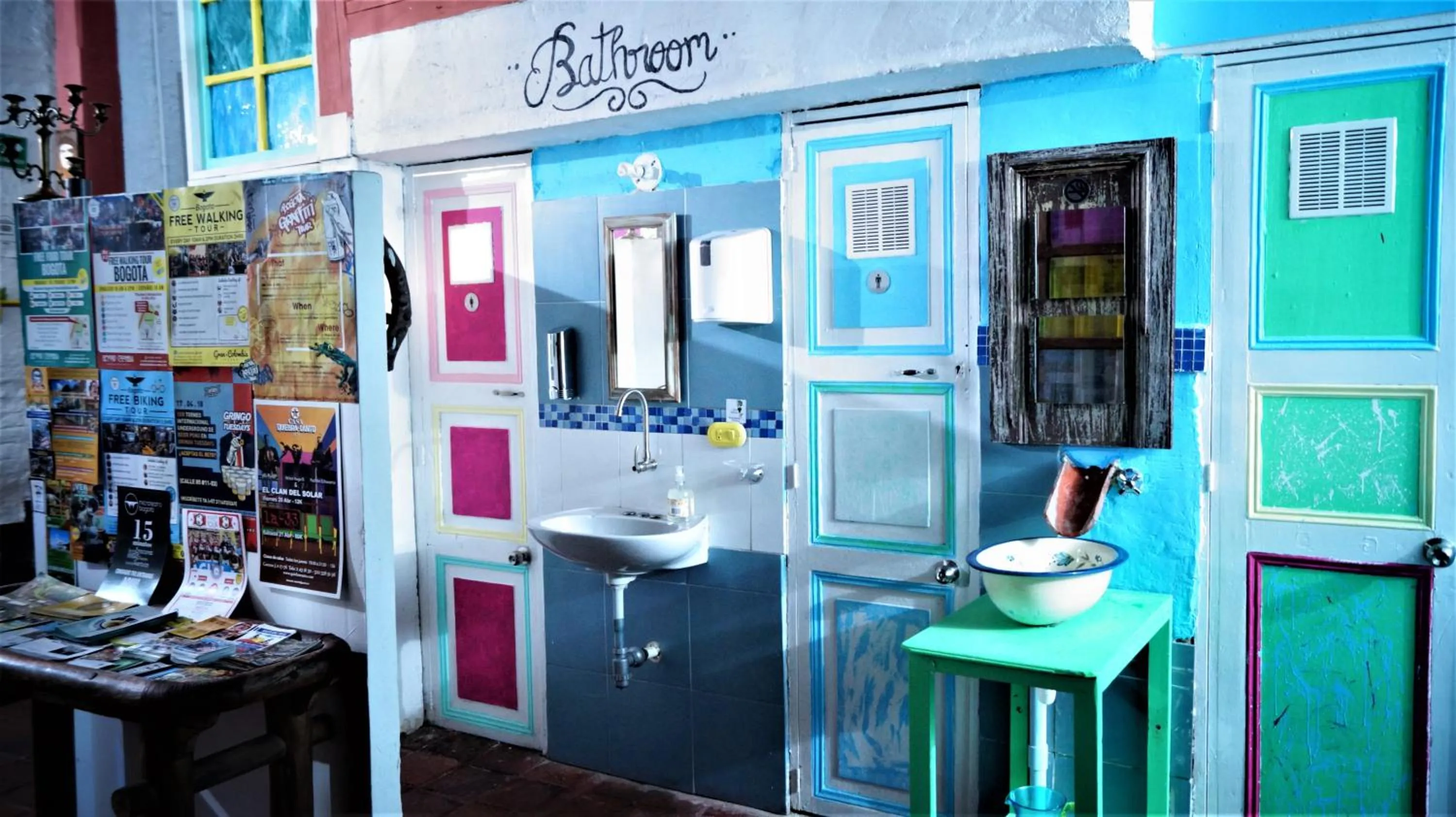 Bathroom in Lima Limon Candelaria Hostel