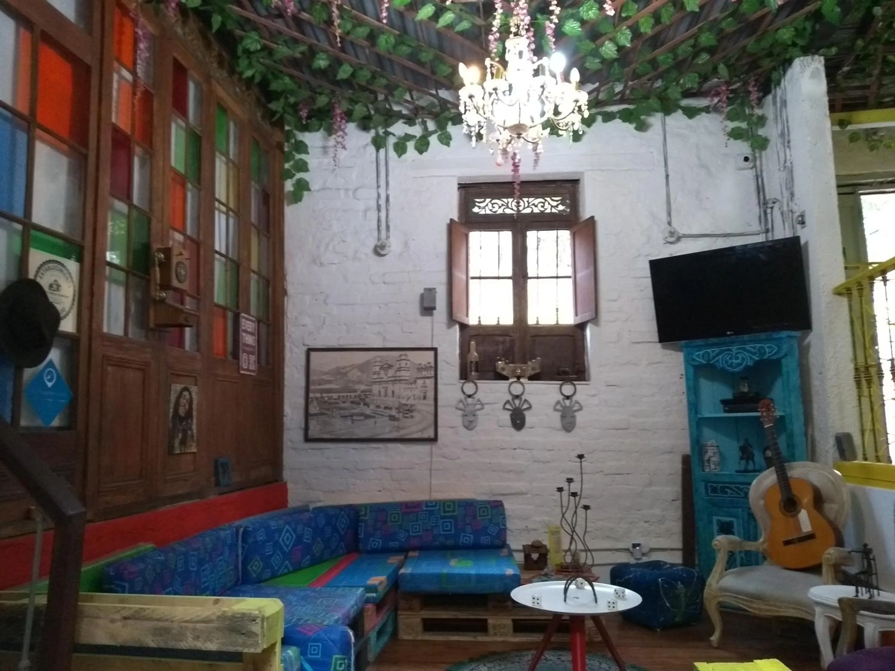 Seating area in Lima Limon Candelaria Hostel