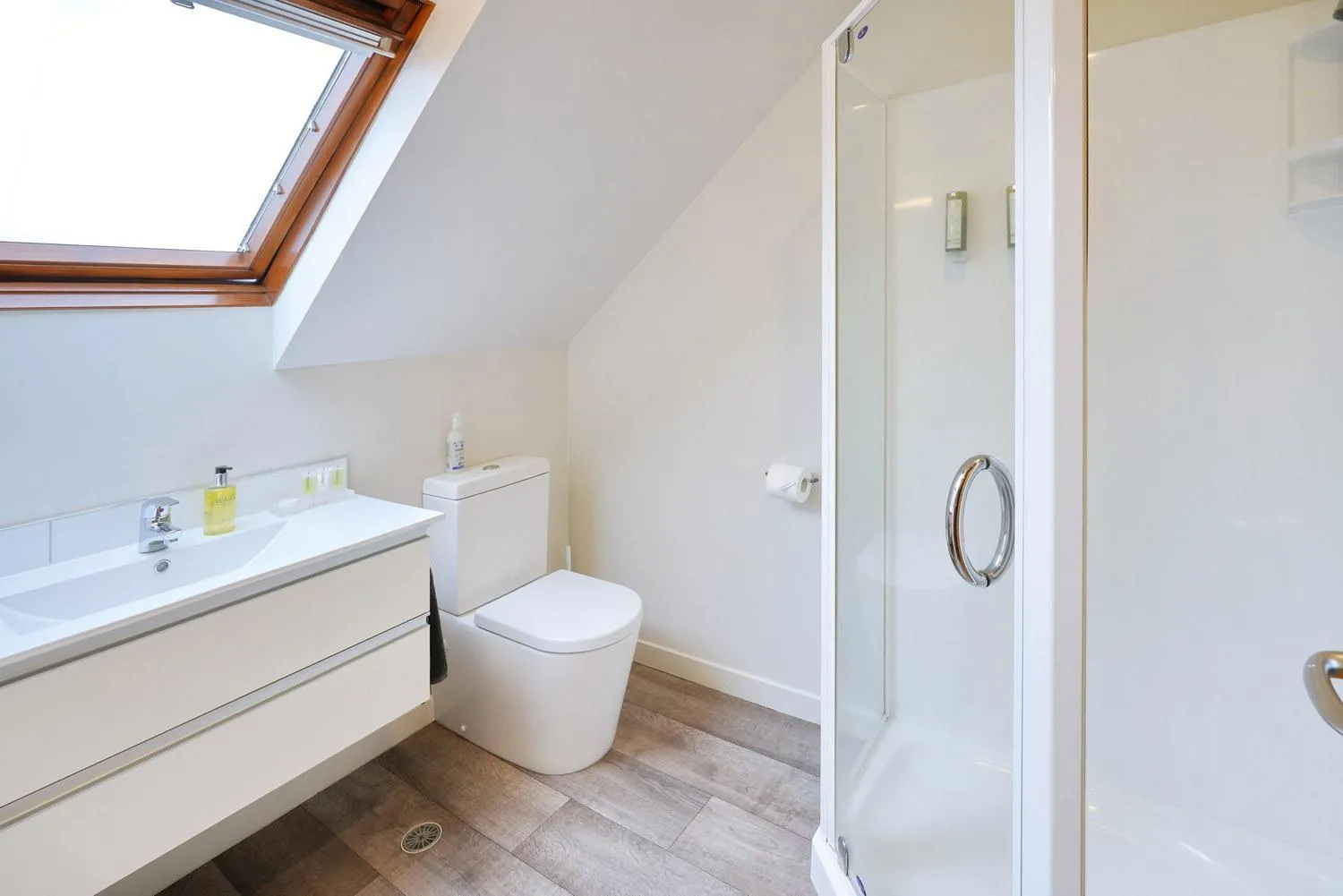 Shower in 306 Motel Apartments