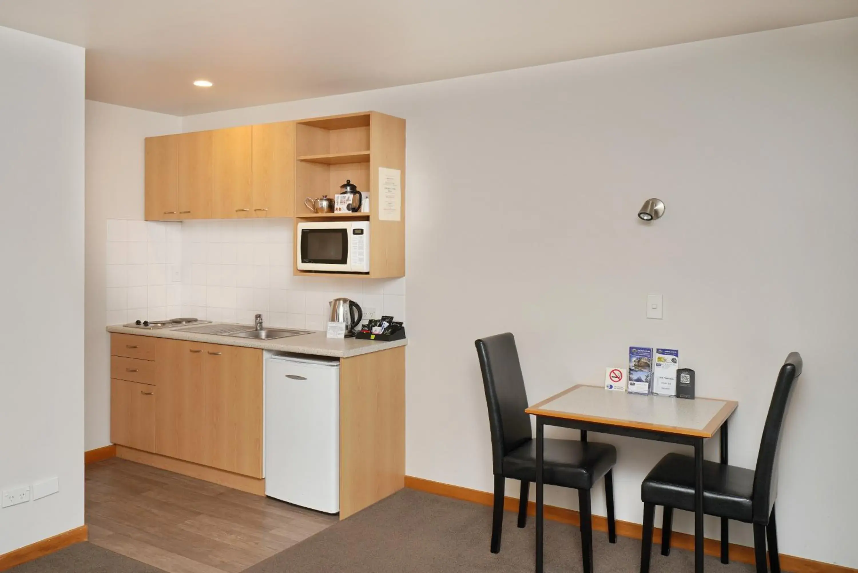Kitchen/Kitchenette in 306 Motel Apartments