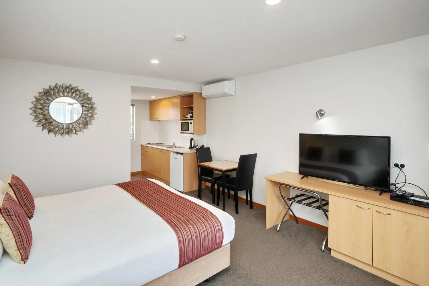 TV and multimedia, Bed in 306 Motel Apartments