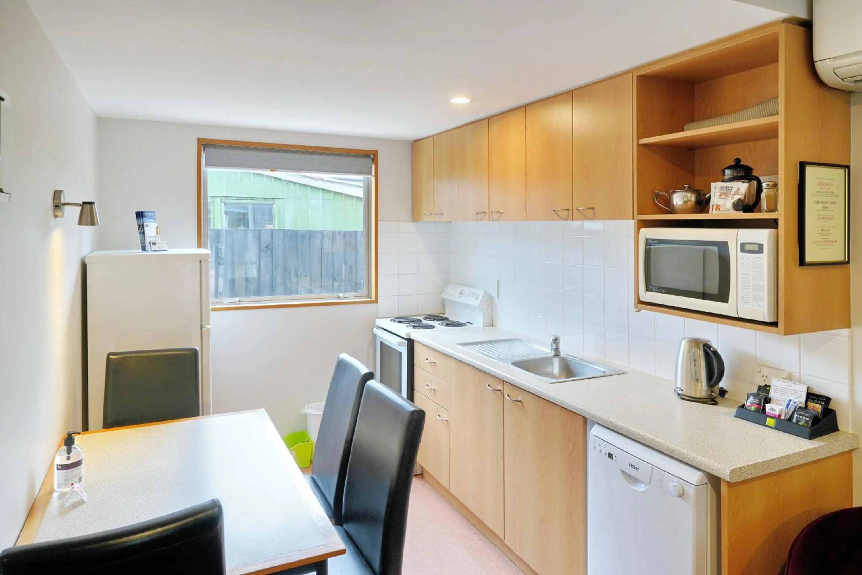 Kitchen or kitchenette in 306 Motel Apartments