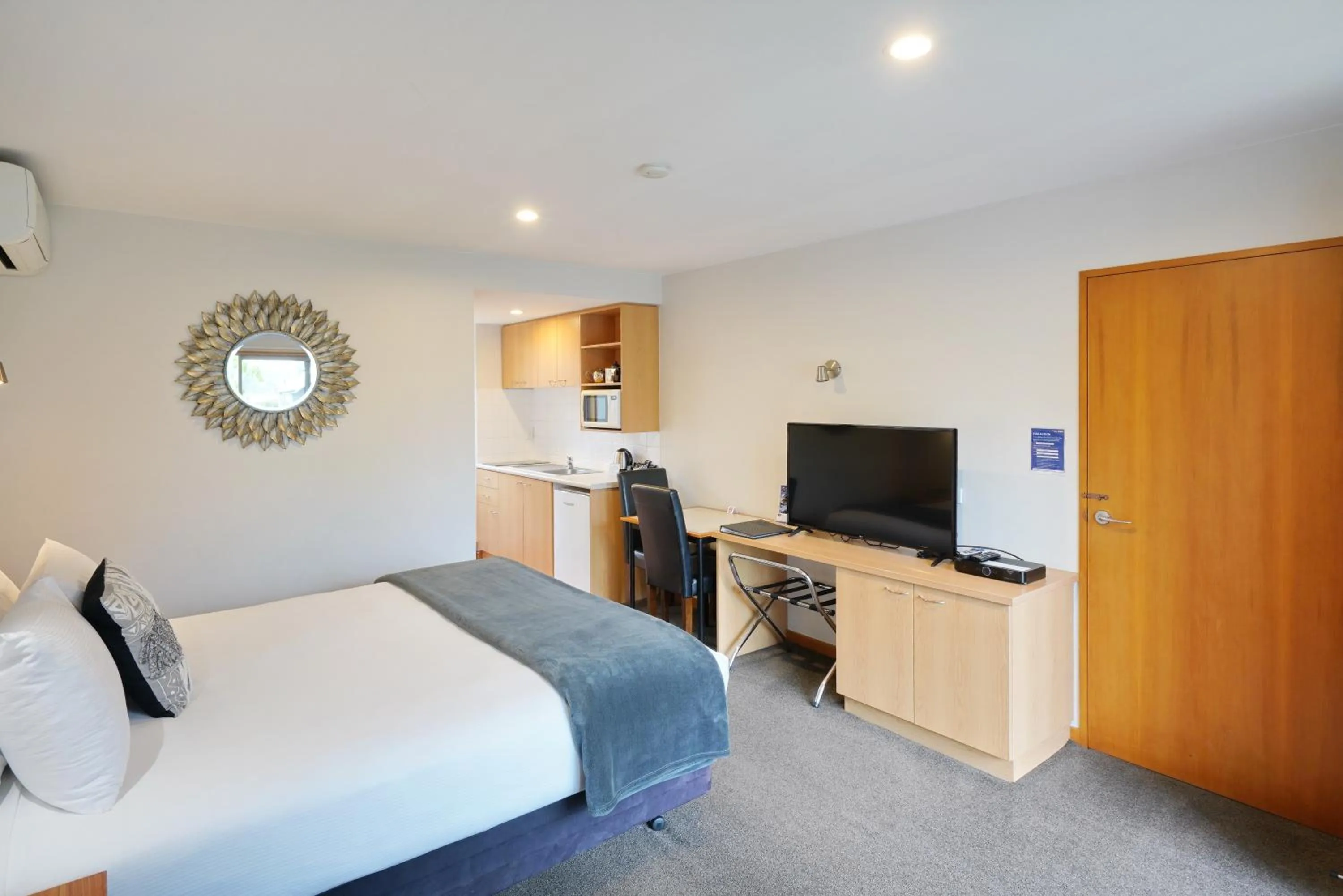 Bed in 306 Motel Apartments