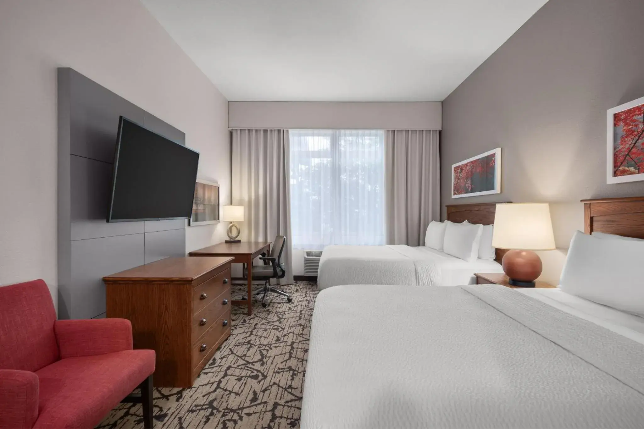 Photo of the whole room, Bed in Holiday Inn Stevens Point - Convention Center by IHG Photo of the whole room, Bed in Holiday Inn Stevens Point - Convention Center by IHG