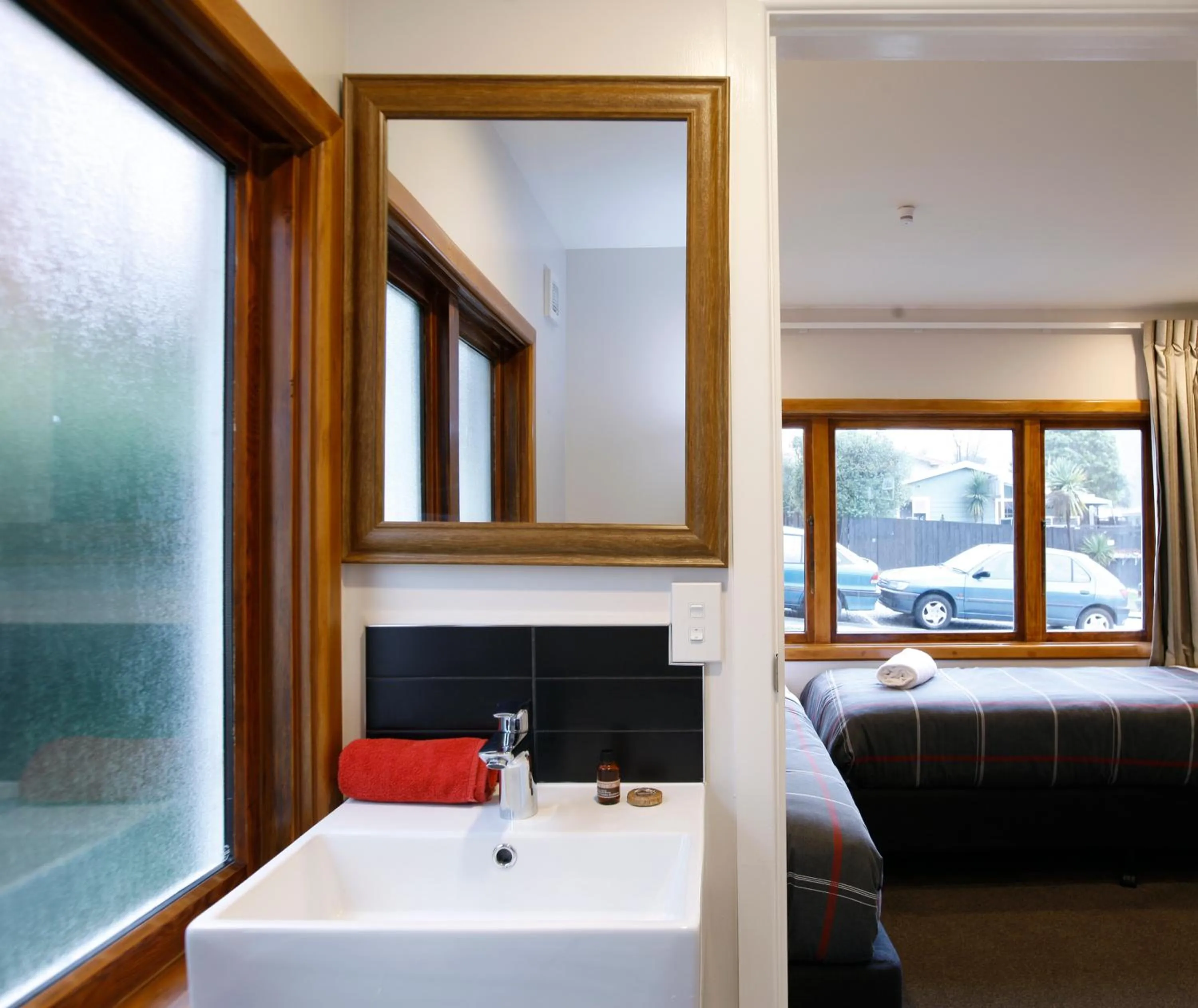 Bathroom, Bed in Pinewood Queenstown