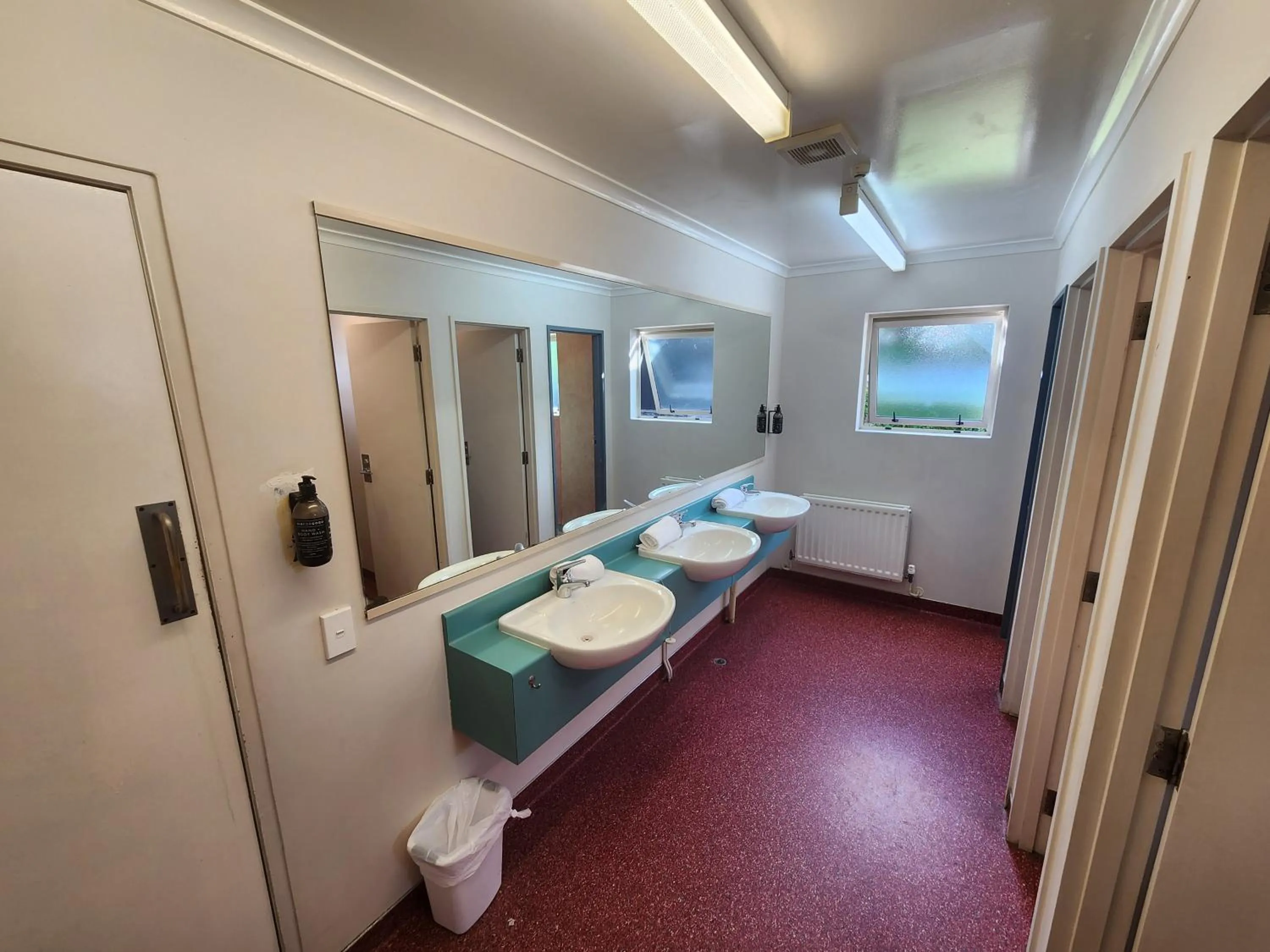 Shower, Bed in Pinewood Queenstown